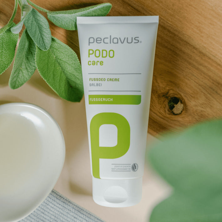 PECLAVUS Fußdeo Creme – 100ml, Tube liegend mit Salbeiblättern und Seifenschale