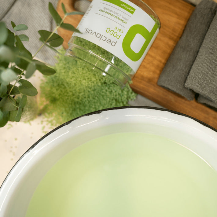 PECLAVUS Kräuterfußbad Urea – 500g, Badesalz ausgeleert und in Wasserschale aufgelöst