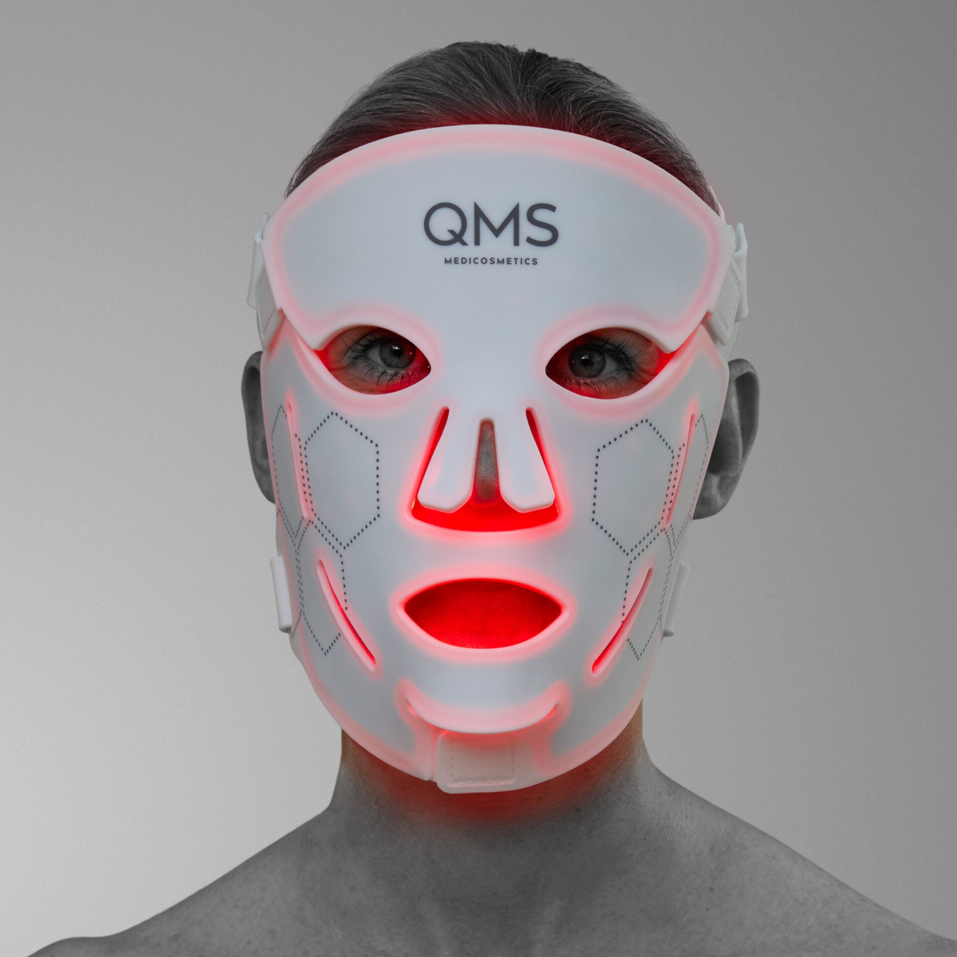 QMS Derma Expert LED Light Treatment – Maske zur Hautverjüngung, ., Frau trägt LED-Maske Front-Ansicht
