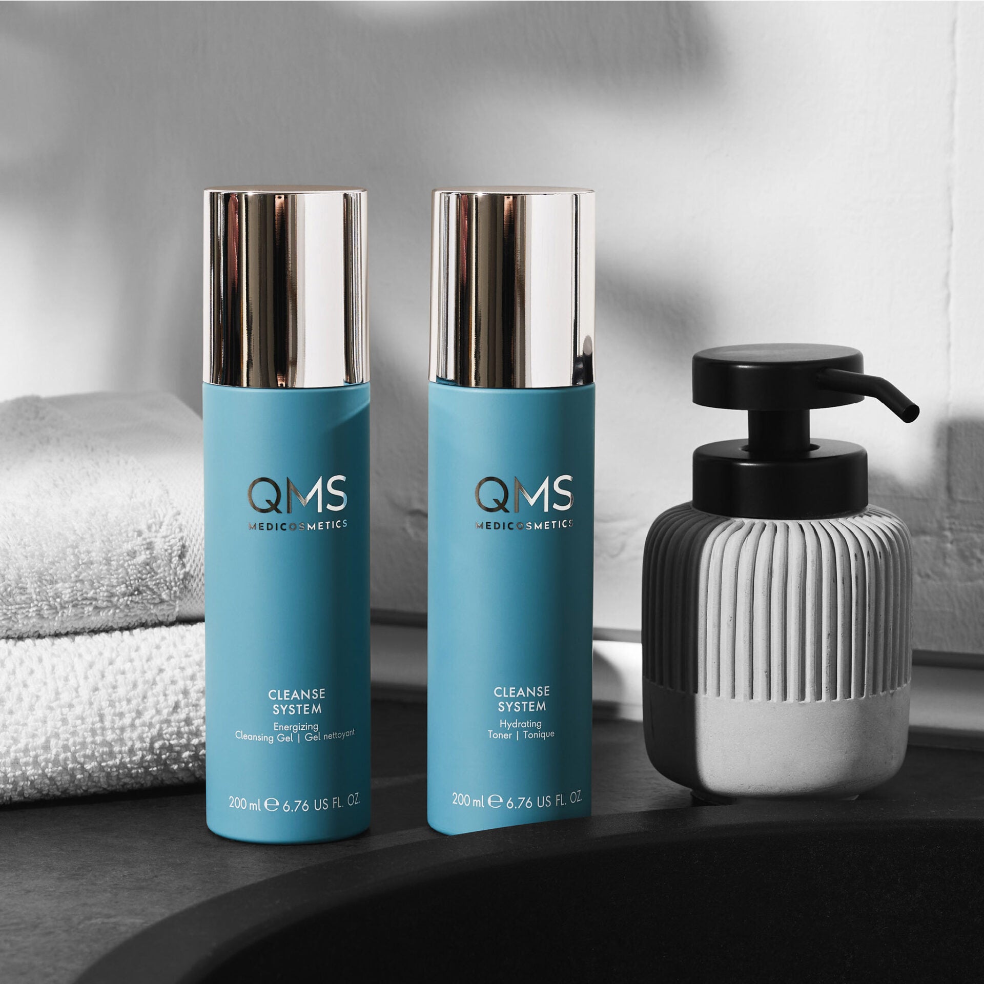 QMS Hydrating Toner – 200ml, Gentle Cleansing Gel 200ml an Waschbecken mit Seifenspender und Handtuch