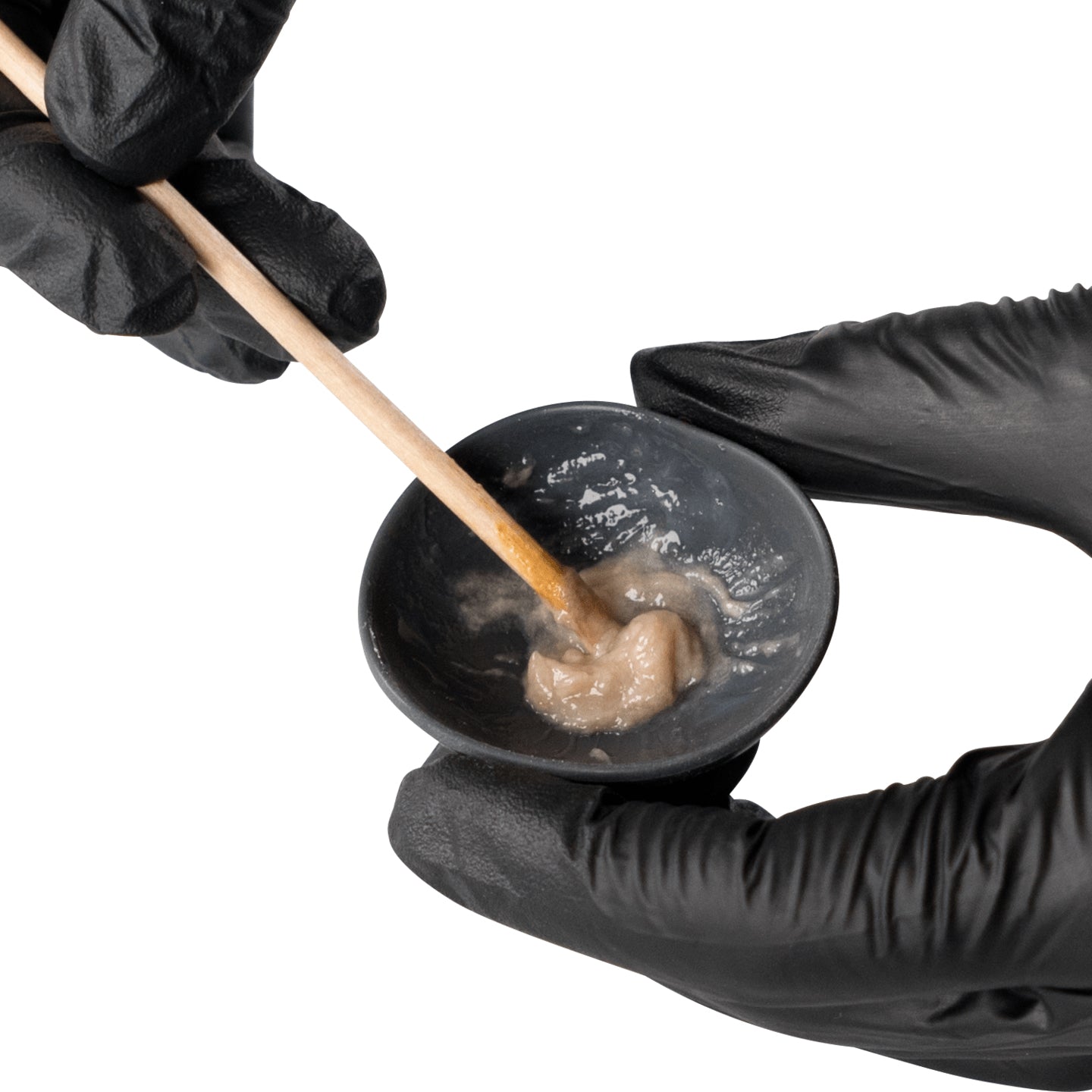 RUCK Mischgefäß Silikon – ., Hände mischen Wimpernfarbe mit Rosenholzstäbchen im Silikongefäß an