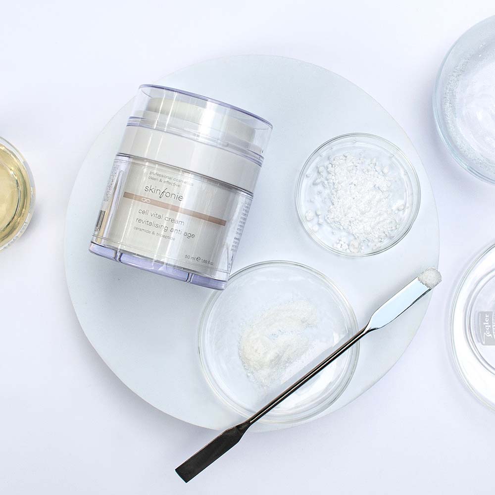 SKINFONIE cell vital cream – Anti-Aging-Creme, 50ml, Tiegel liegend mit Reagenzgläsern