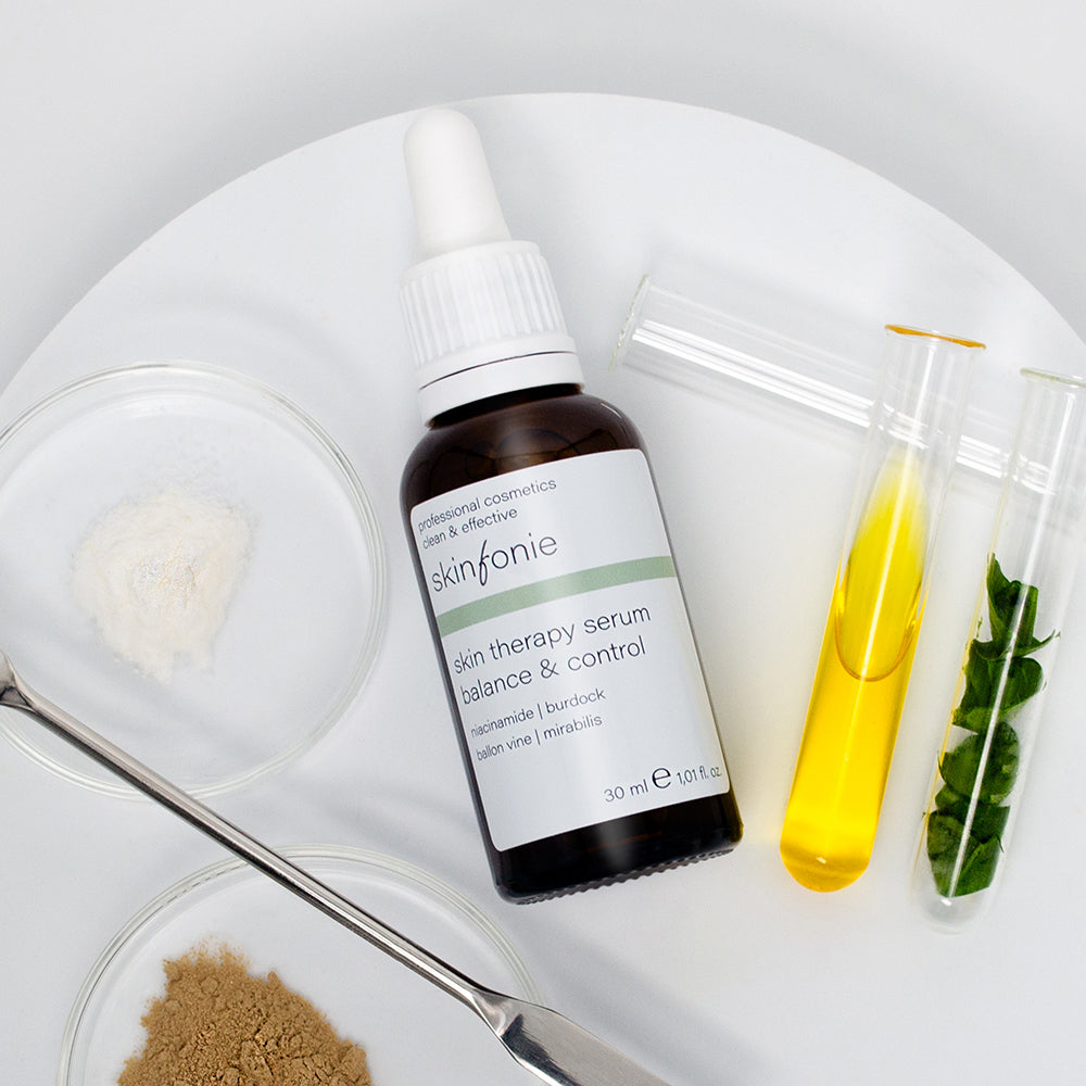 SKINFONIE skin therapy serum balance & control – klärendes Serum, 30ml, Pippetenflasche mit Reagenzgläsern Petrischalen und Spatel
