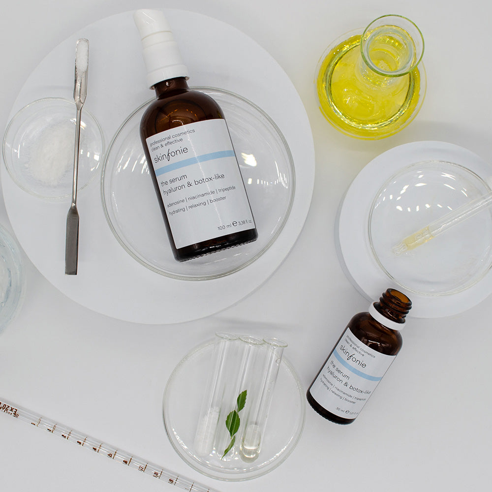SKINFONIE SKINFONIE the serum hyaluron & btx-like – 30ml, Pippetenflasche liegend mit Laborutensilien