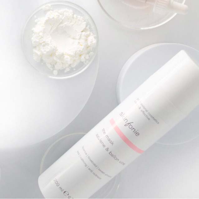 SKINFONIE the mask azulen & ballon vine  – für empfindliche Haut, 200ml, Spender liegend mit Pulver in Petrischale