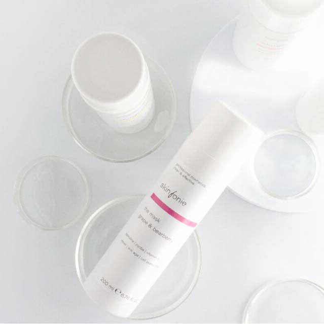 SKINFONIE the mask grape & bearberry – Crememaske, 200ml, Spender liegend mit Glasschalen