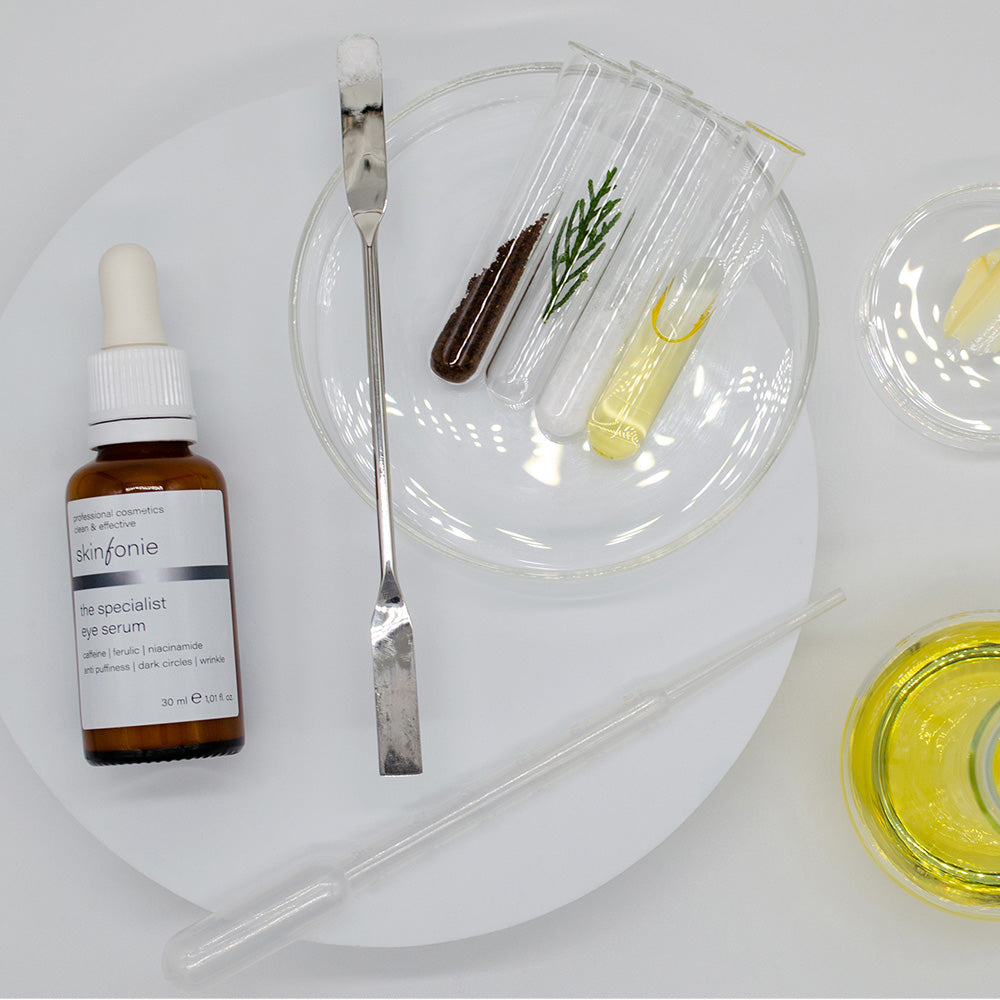 SKINFONIE the specialist eye serum – 30ml, Pippetenflasche mit Laborutensilien