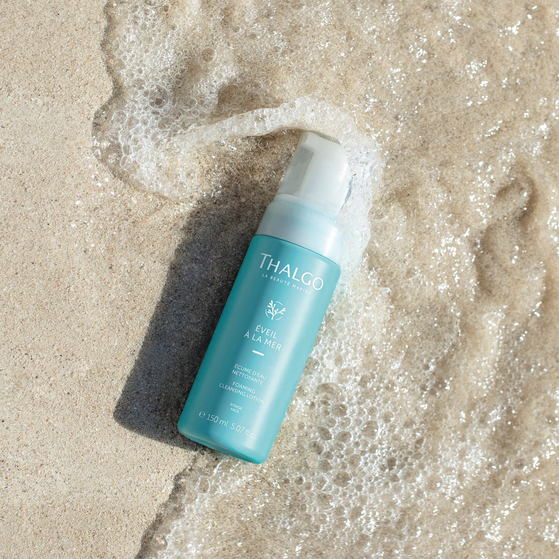 THALGO Éveil à la Mer - Meeres-Reinigungsschaum – 150ml, Schaumspender auf Sand mit Brandung
