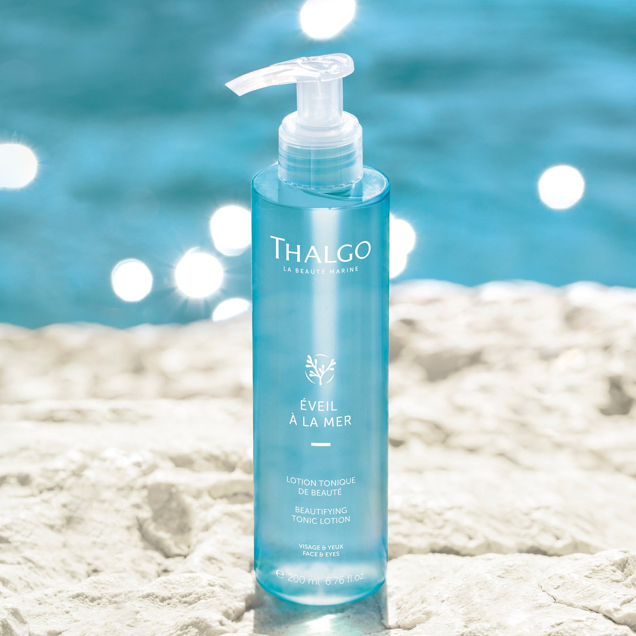 THALGO Éveil à la Mer - Meerwasser Tonic – 200ml, Pumpspender am Meeresufer stehend