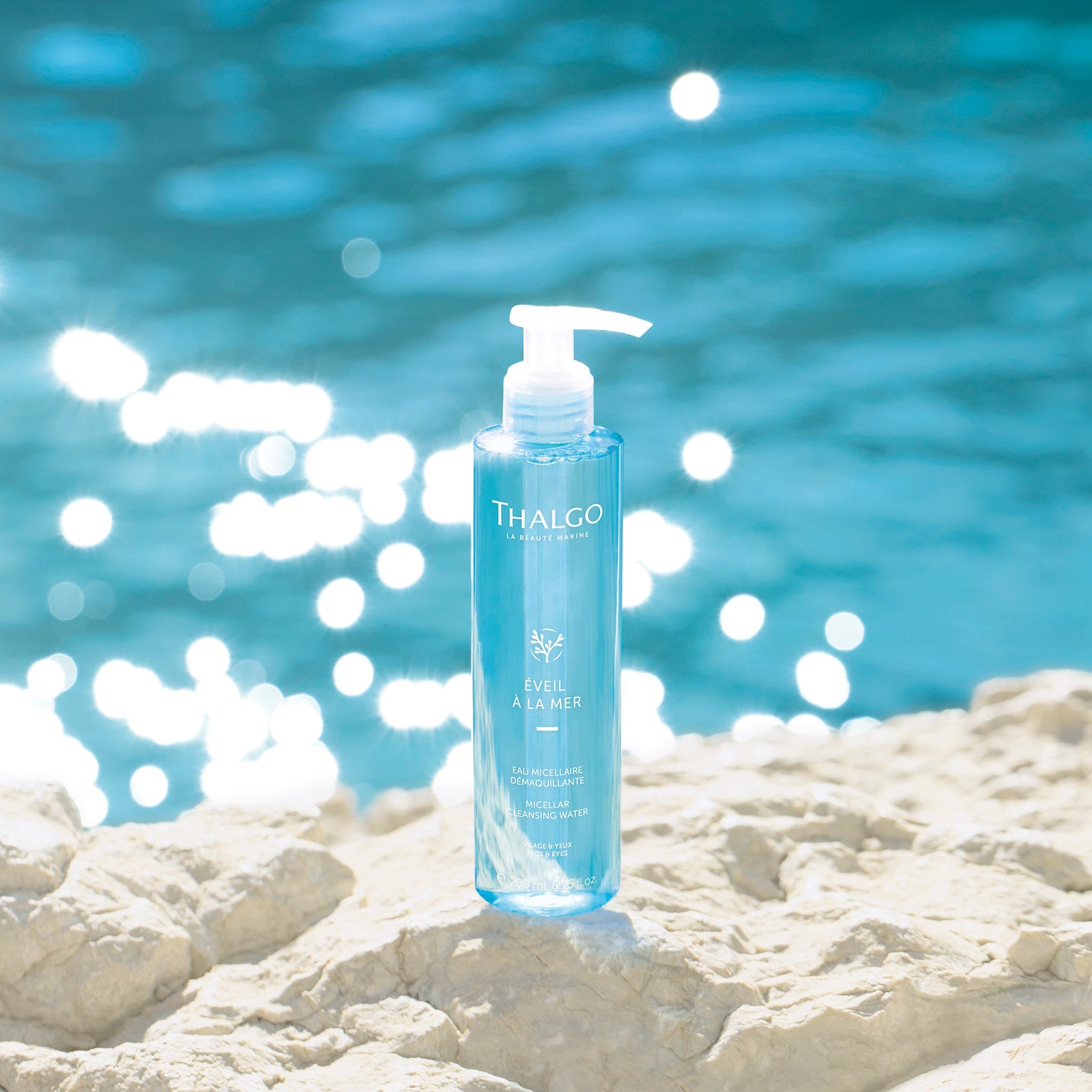 THALGO  Éveil à la Mer - Mizellen Reinigungswasser – 200ml, auf Steinufer am Meer