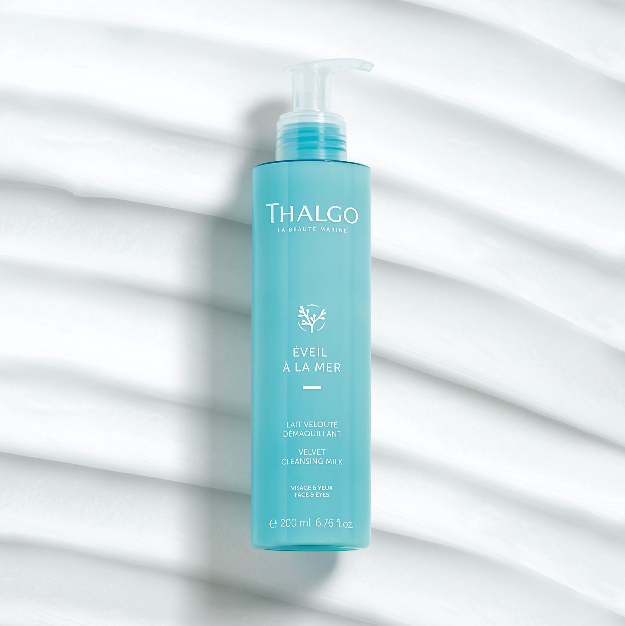 THALGO Éveil à la Mer - Zarte Reinigungsmilch – für trockene und sensitive Haut, 200ml, Reinigungsmilchprobe mit Pumpflasche liegend