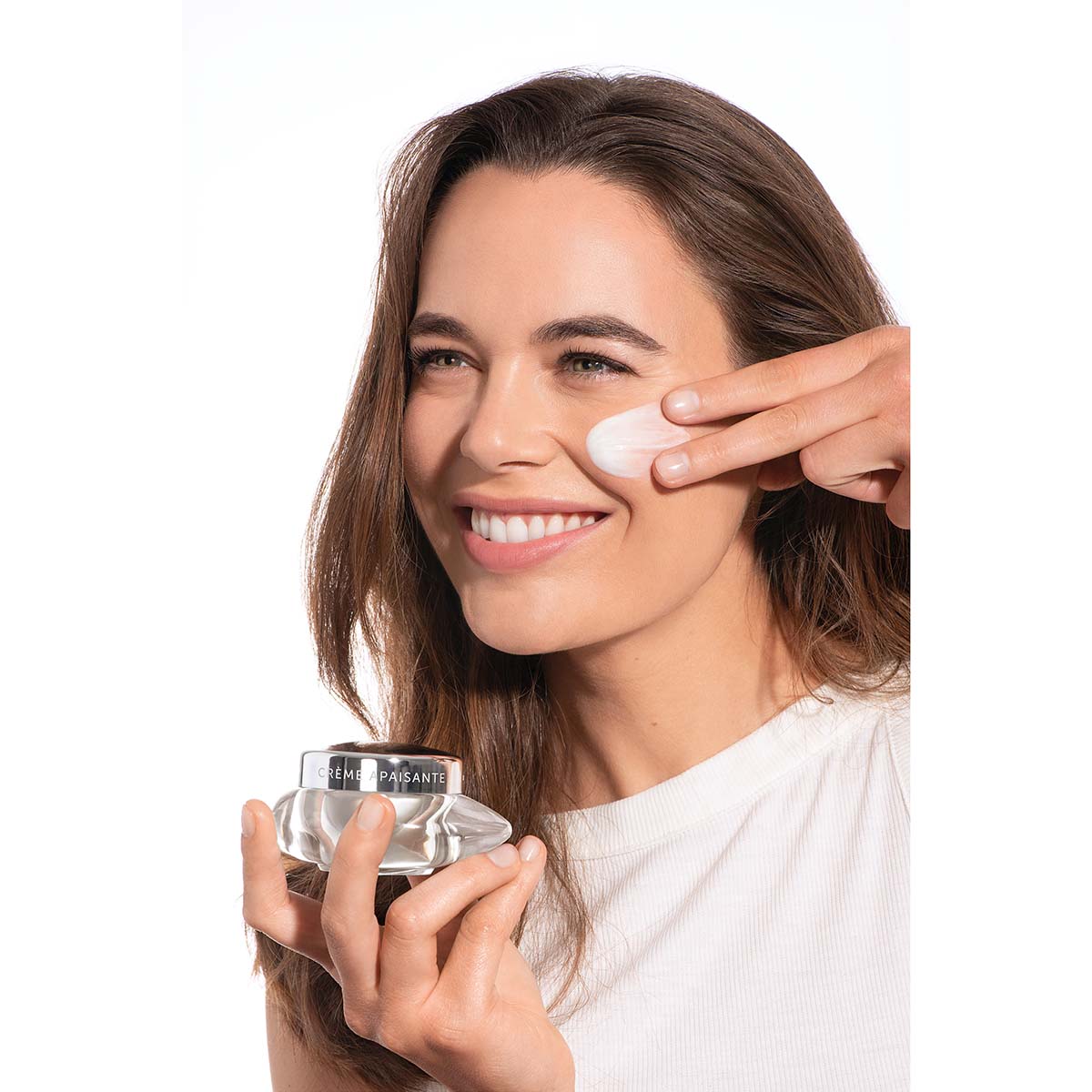 THALGO CICA MARIN Beruhigende Creme – 50ml, Frau wendet Creme im Gesicht an