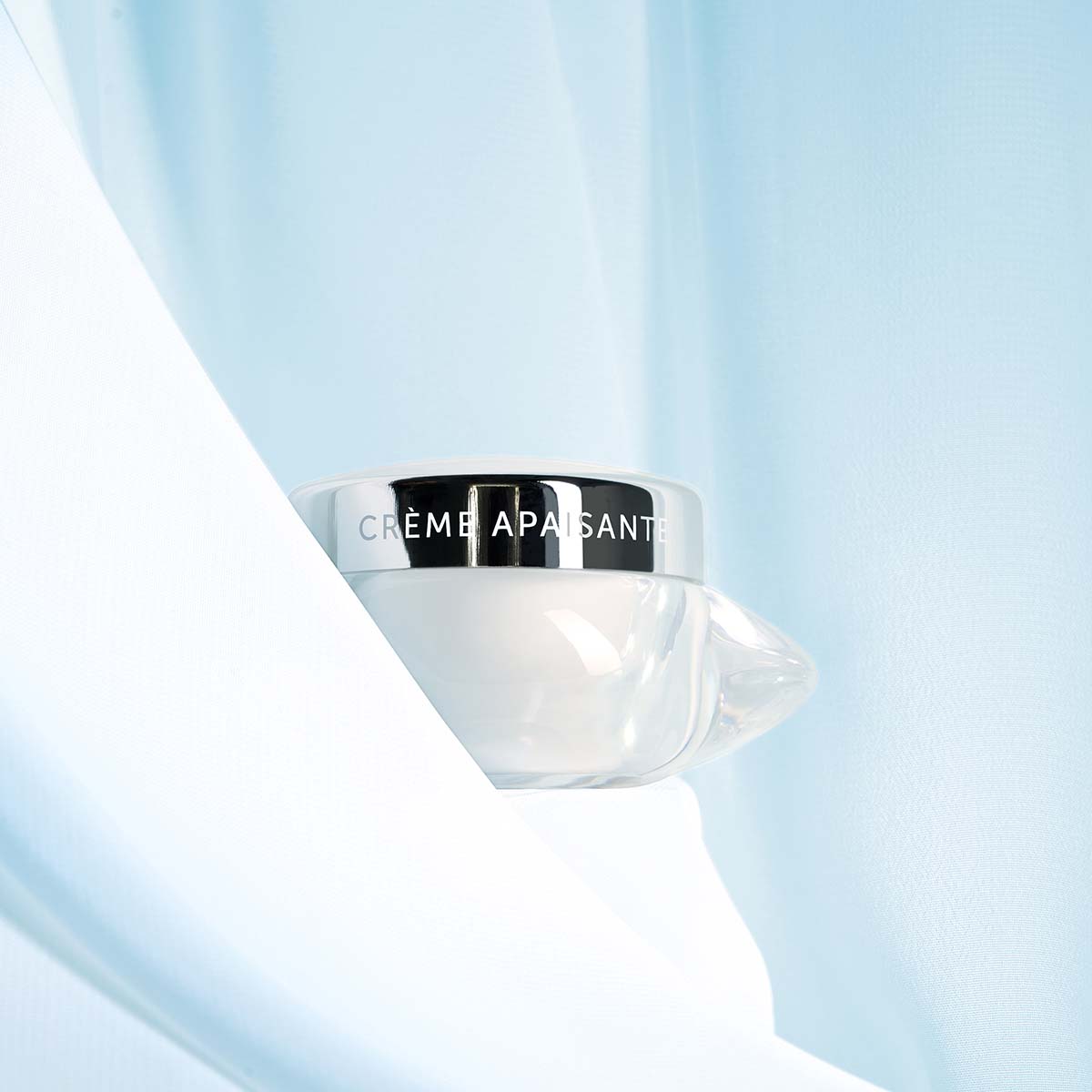 THALGO CICA MARIN Beruhigende Creme – 50ml, Tiegel stehend in Stofffalten