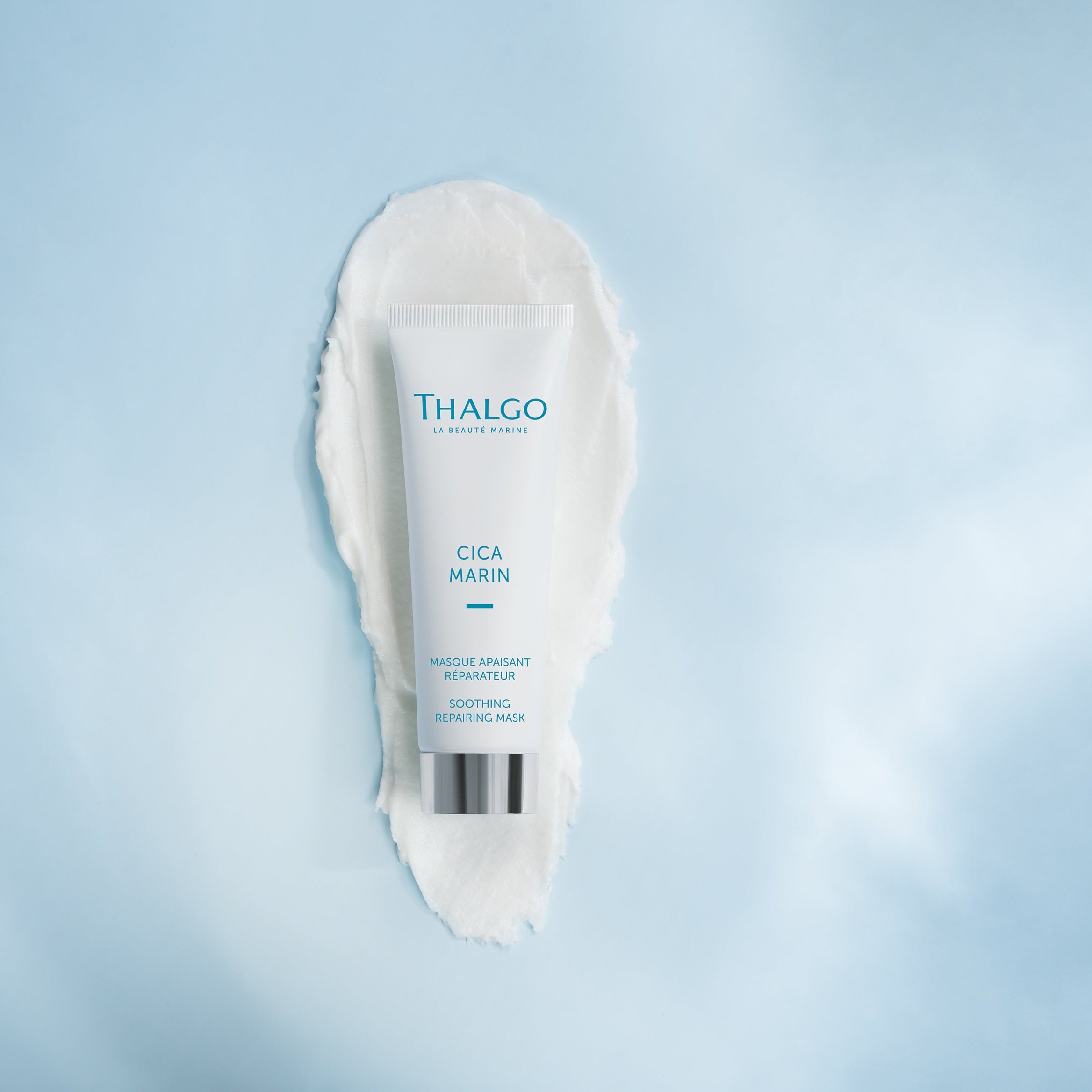 THALGO CICA MARIN Beruhigende und reparierende Maske – 50ml, Tube liegend auf Maskenprobe mit blauem Hintergrund