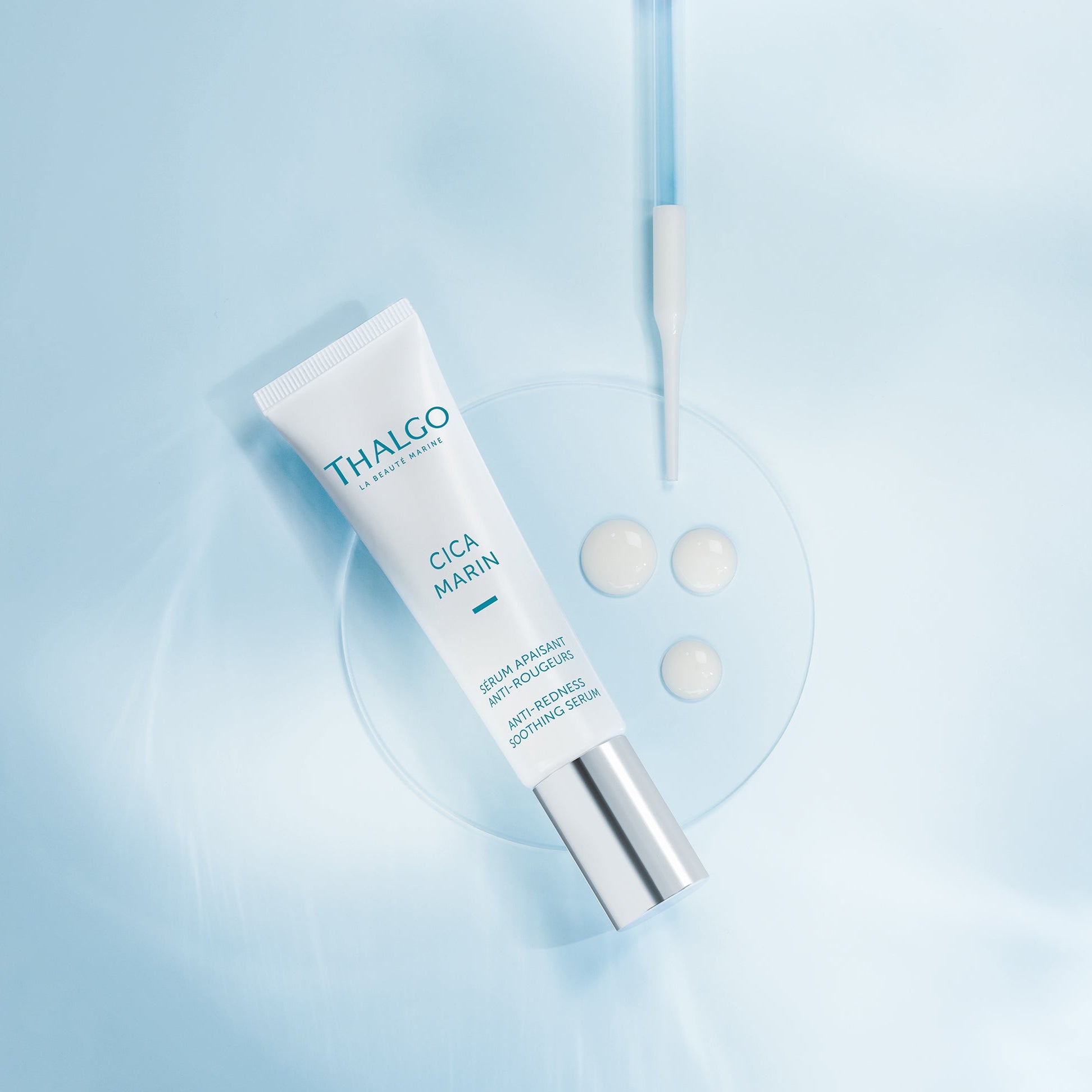 THALGO CICA MARIN Beruhigendes Serum gegen Rötungen – 30ml, Tube auf Glasschale liegend mit Serumprobe