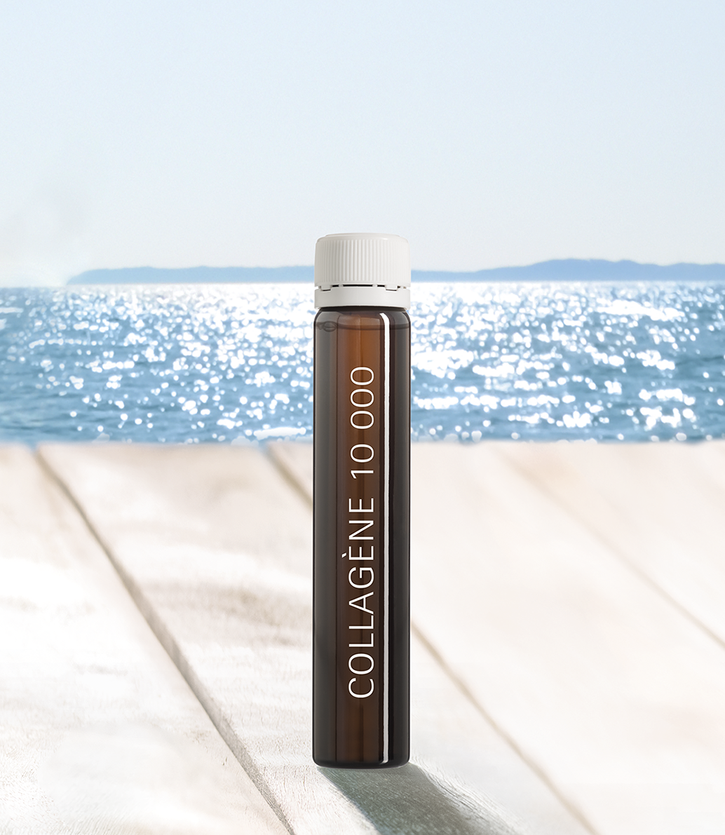 THALGO HYALU-PROCOLLAGÈNE - Collagène 10 000 Trinkampullen – 25ml, Einzelampulle auf Holzsteg am Meer