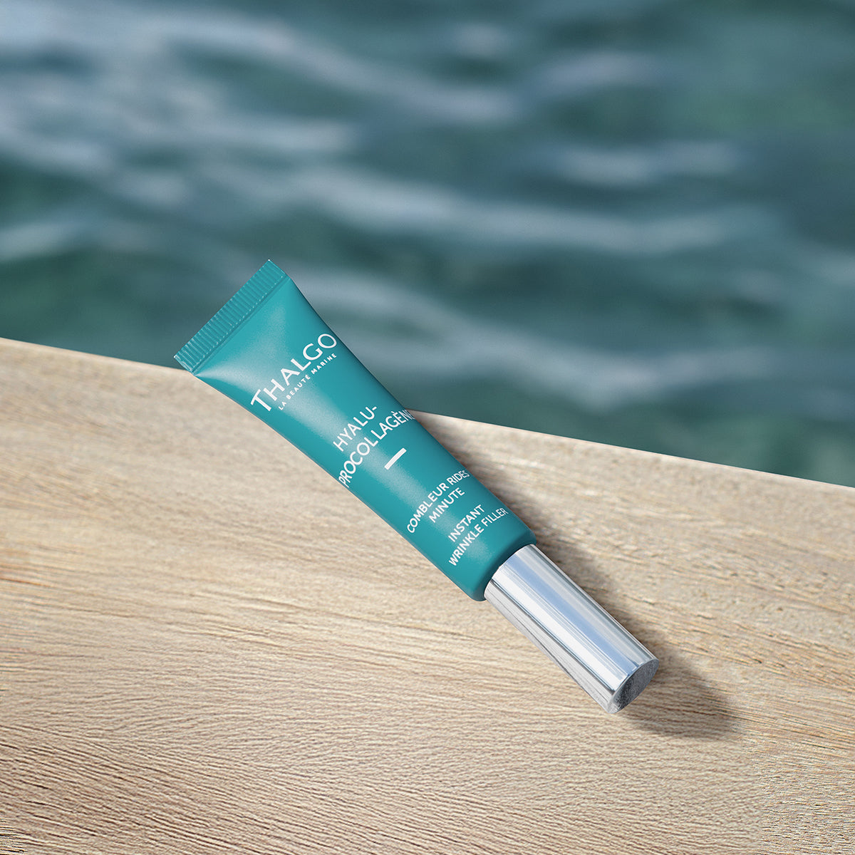 THALGO HYALU-PROCOLLAGÈNE - Express-Faltenfiller – 15ml, Tube auf Holzsteg an Wasser