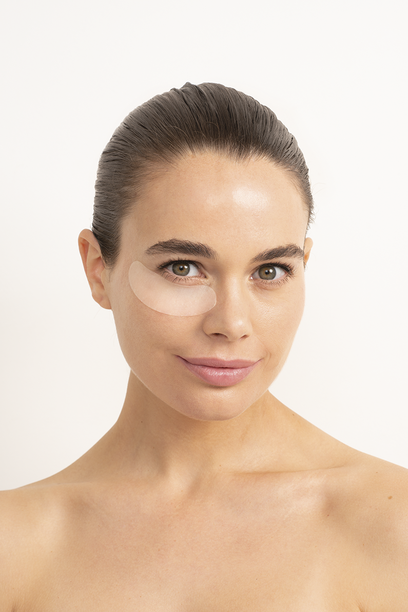 THALGO HYALU-PROCOLLAGÈNE - Faltenkorrigierende Augenpads – 1,5ml, Frau wendet Augenpads an