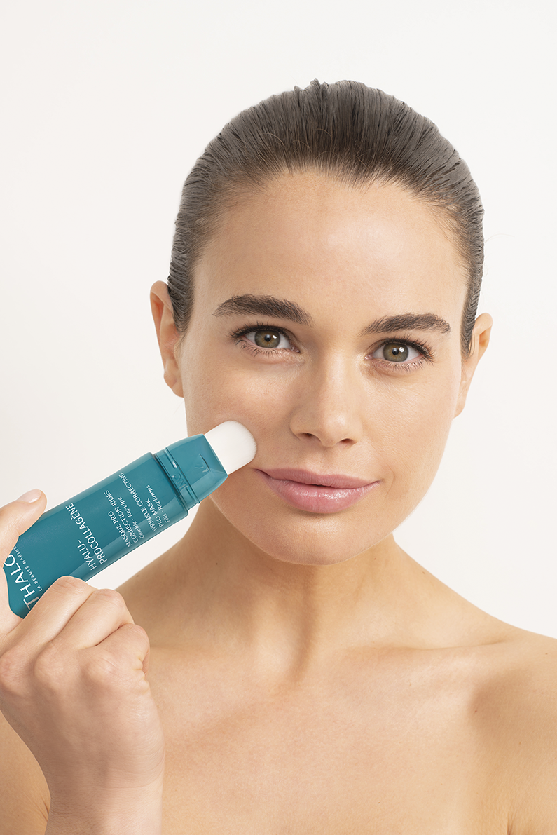 THALGO HYALU-PROCOLLAGÈNE - Faltenkorrigierende Maske – 50ml, Frau trägt Maske auf Gesicht auf
