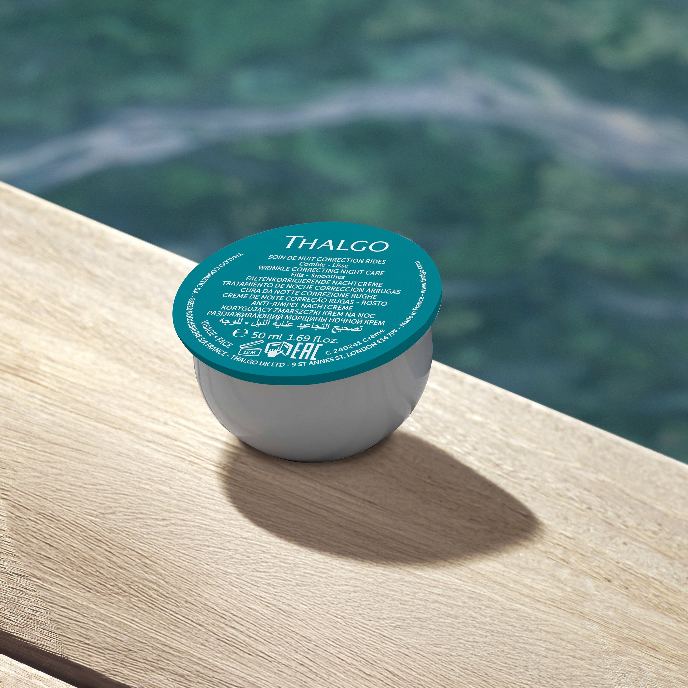 THALGO HYALU-PROCOLLAGÈNE - Faltenkorrigierende Nachtcreme – REFILL , 50ml, Kapsel offen auf Holzsteg an Wasser