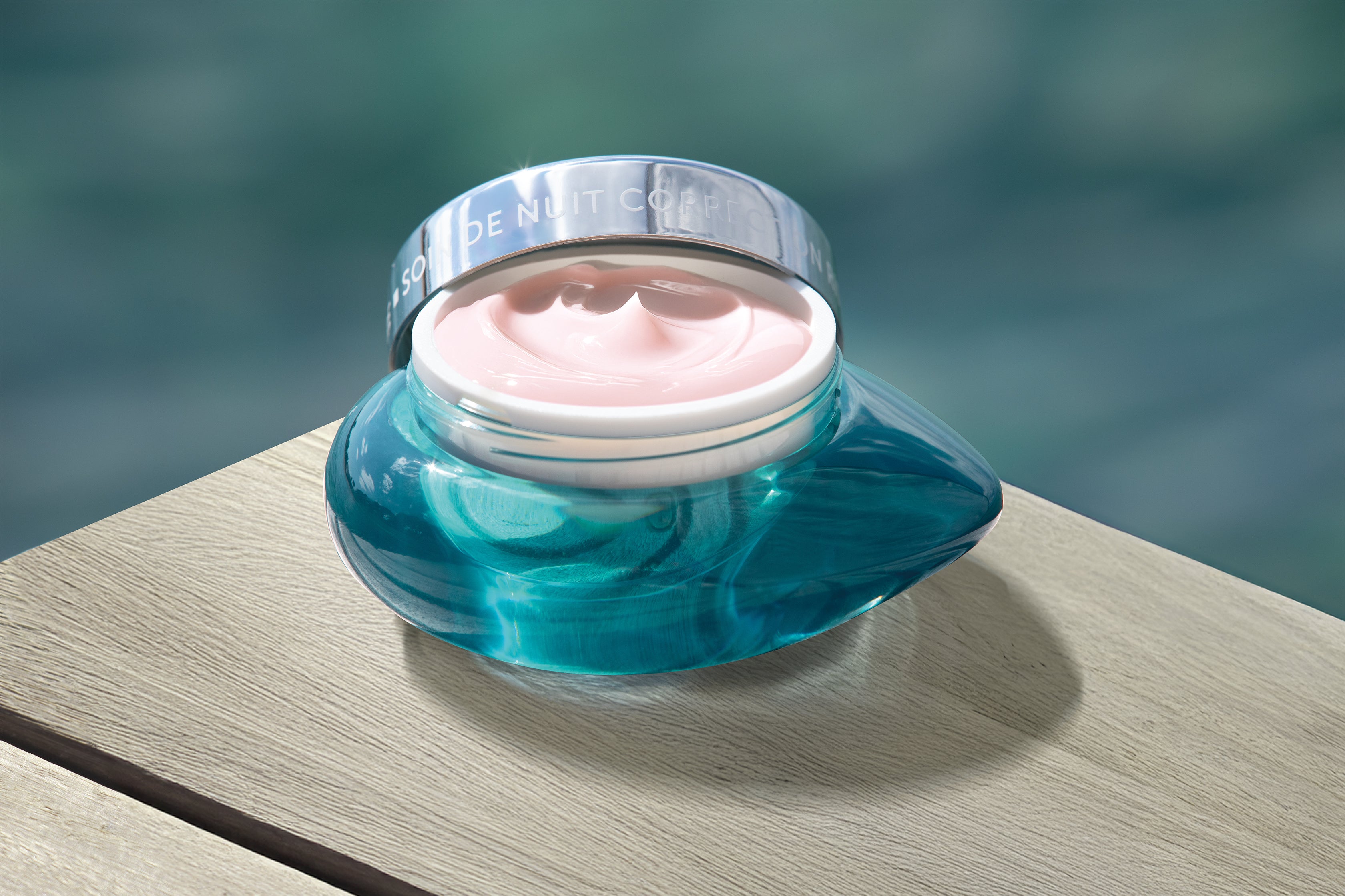 THALGO HYALU-PROCOLLAGÈNE - Faltenkorrigierende Nachtcreme – 50ml, Tiegel offen auf Holzsteg an Wasser