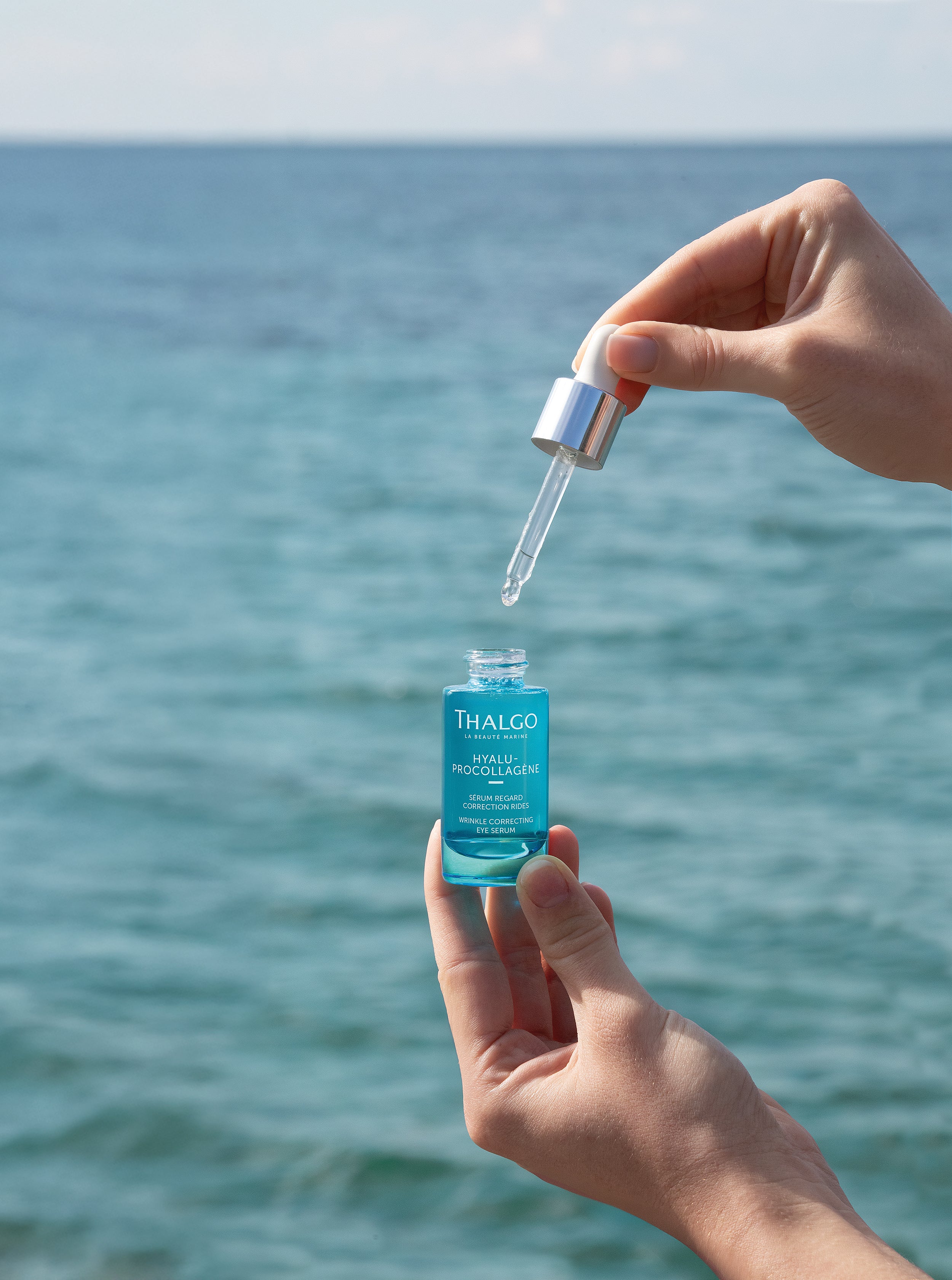 THALGO HYALU-PROCOLLAGÈNE - Faltenkorrigierendes Augenserum – 15ml, Hände entnehmen Serum mit Pipette