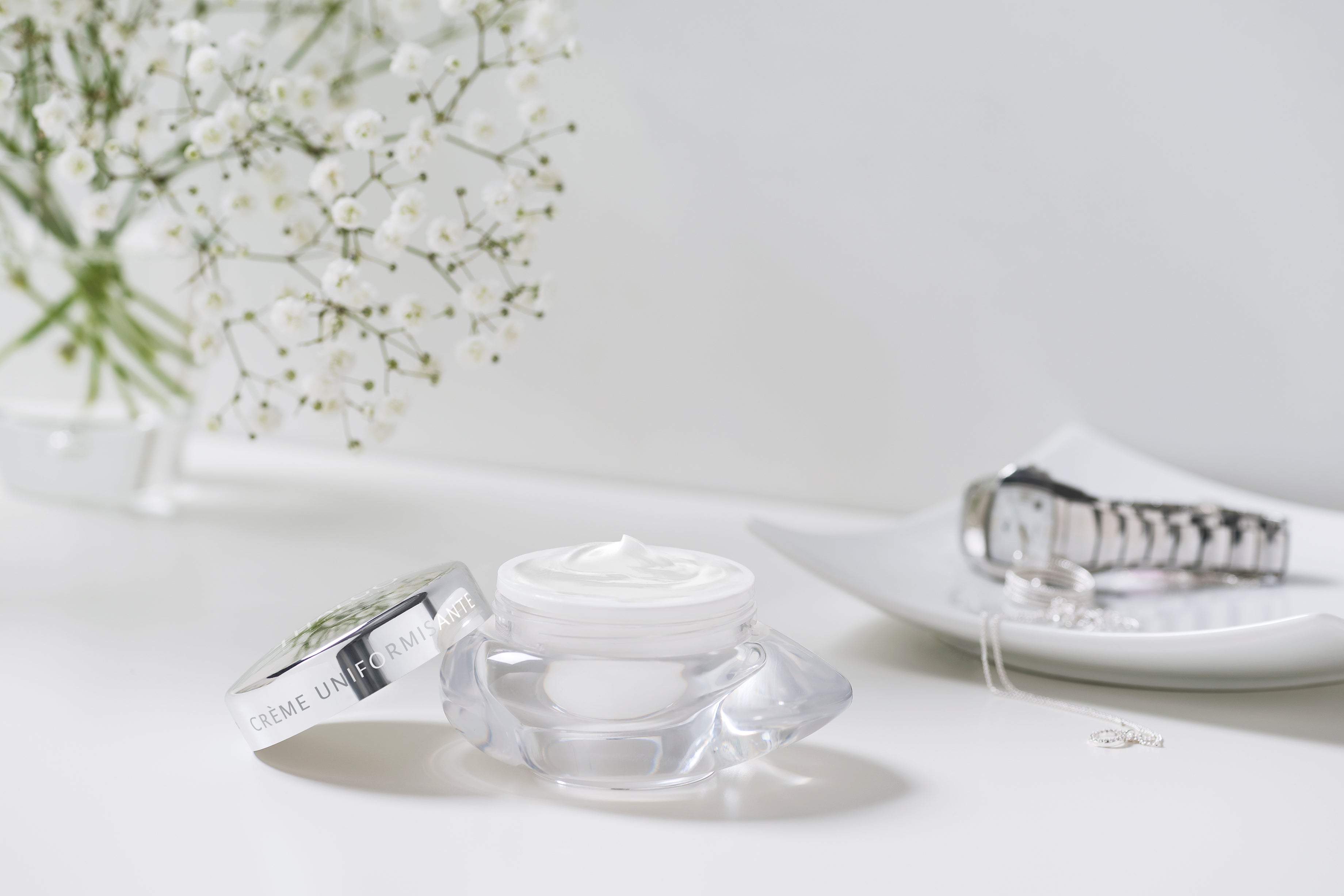 THALGO Lumière Marine - Brightening-Creme – 50ml, Tiegel auf weißem Tisch mit Perlenschmuck