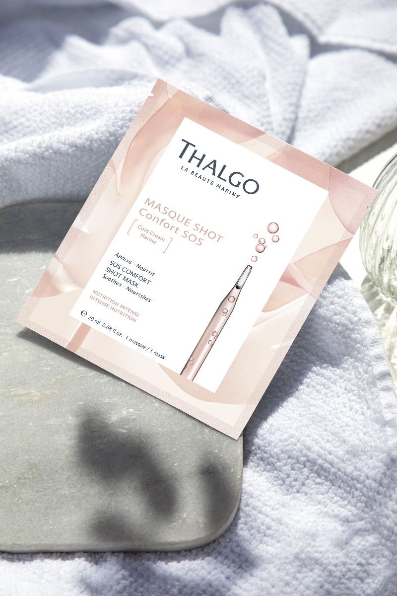 THALGO Masque Shot - SOS Maske mit beruhigendem Effekt – 20ml, Sachet auf Handtuch liegend