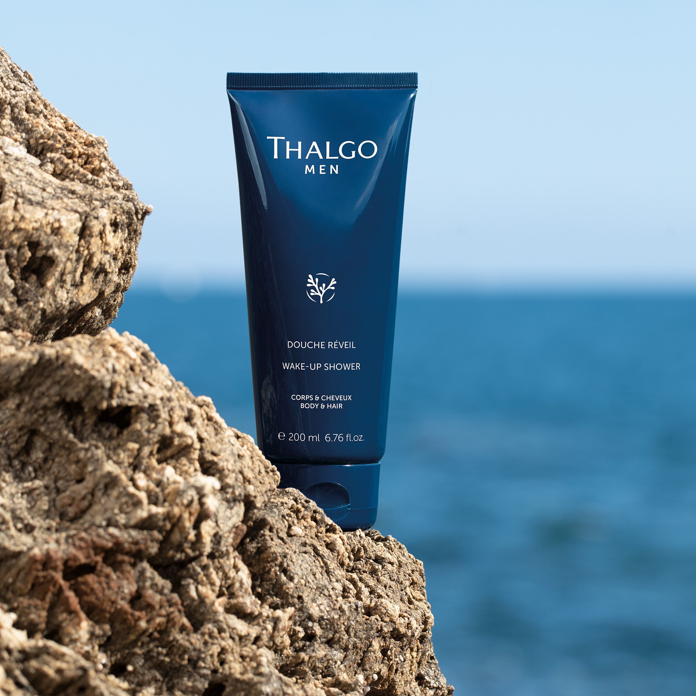 THALGO MEN - Frischedusche – Duschgel, 200ml, Tube an Steinküste stehend