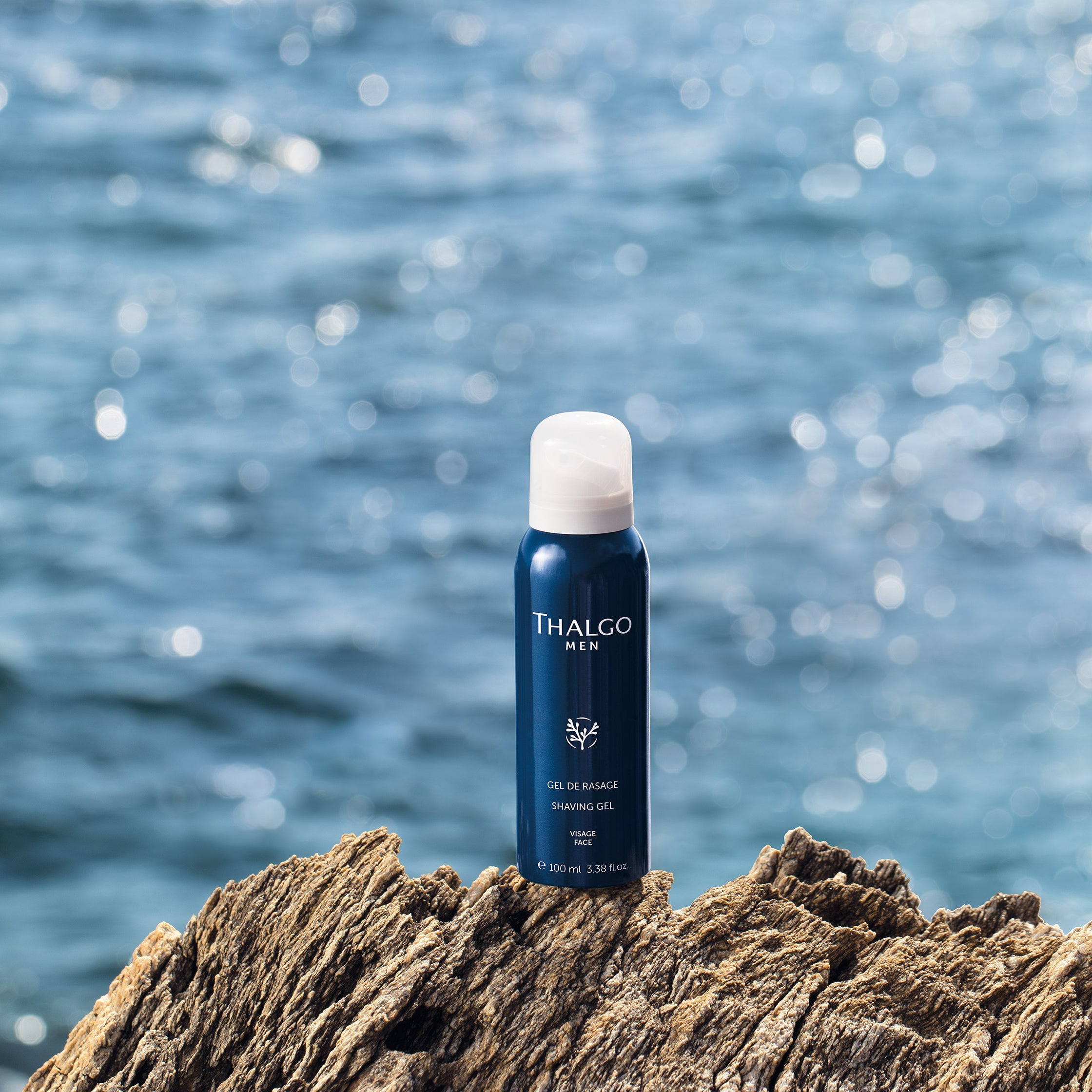 THALGO MEN - Rasiergel  – 100ml, Schaumspender an Steinküste stehend