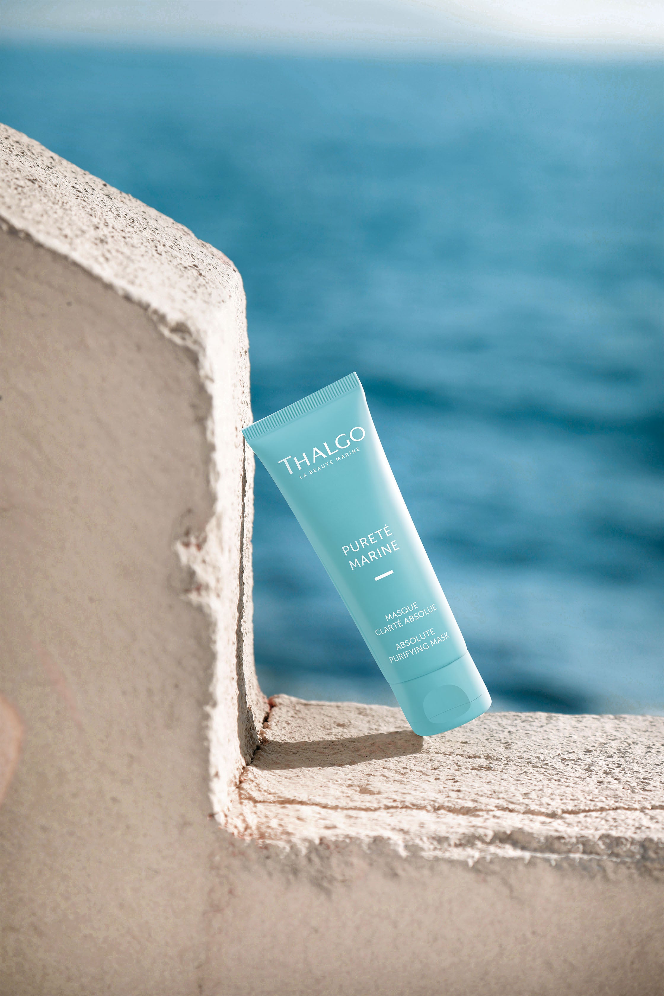 THALGO Pureté Marine - Klärende Intensiv-Maske – 40ml, Tube an Stein gelehnt vor Meereshintergrund