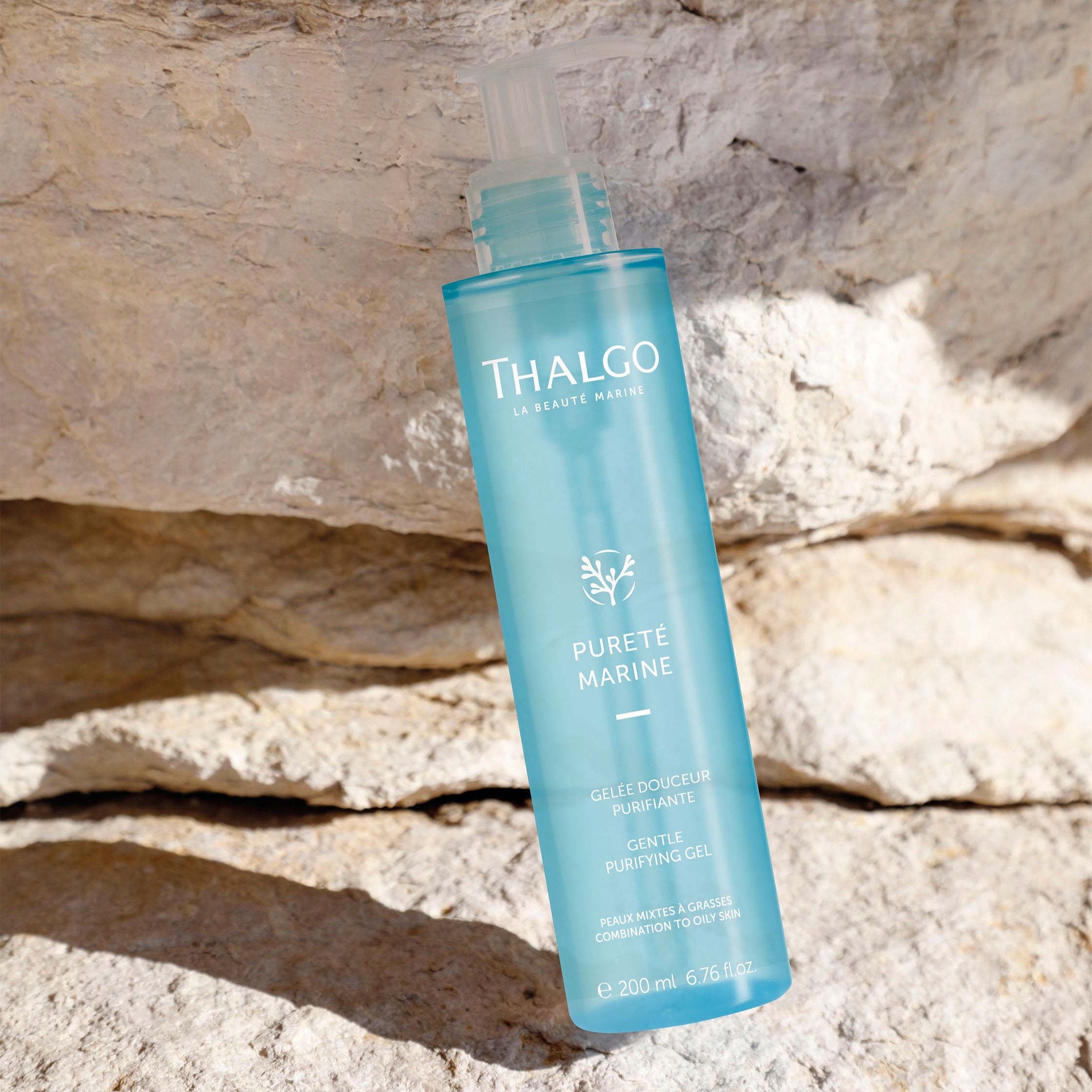 THALGO Pureté Marine - Klärendes Reinigungs-Gel – 200ml, Pumpspenderflasche an Steine gelehnt