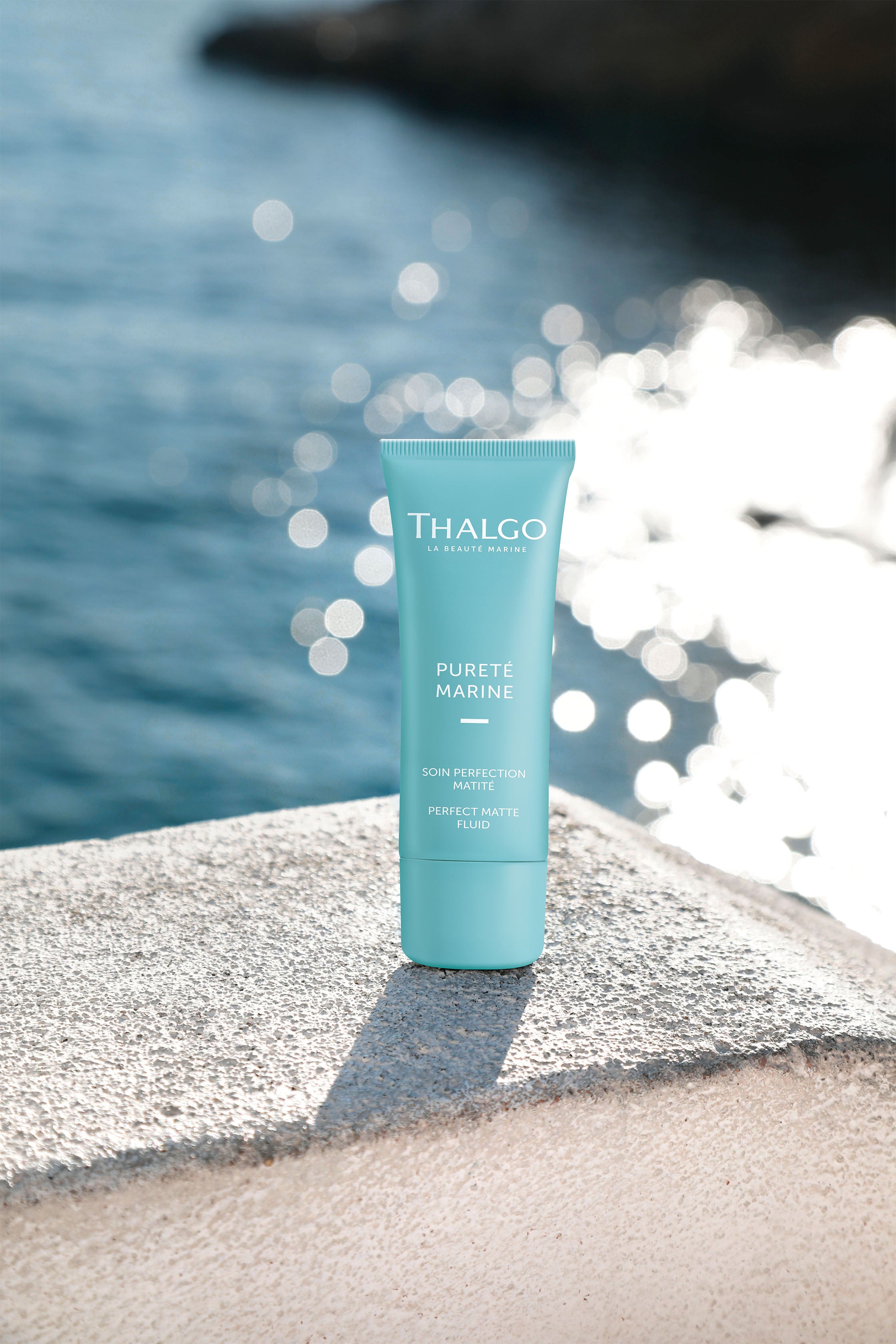 THALGO Pureté Marine - Mattierendes Fluid  – 40ml, Tube auf Holzsteg am Wasser
