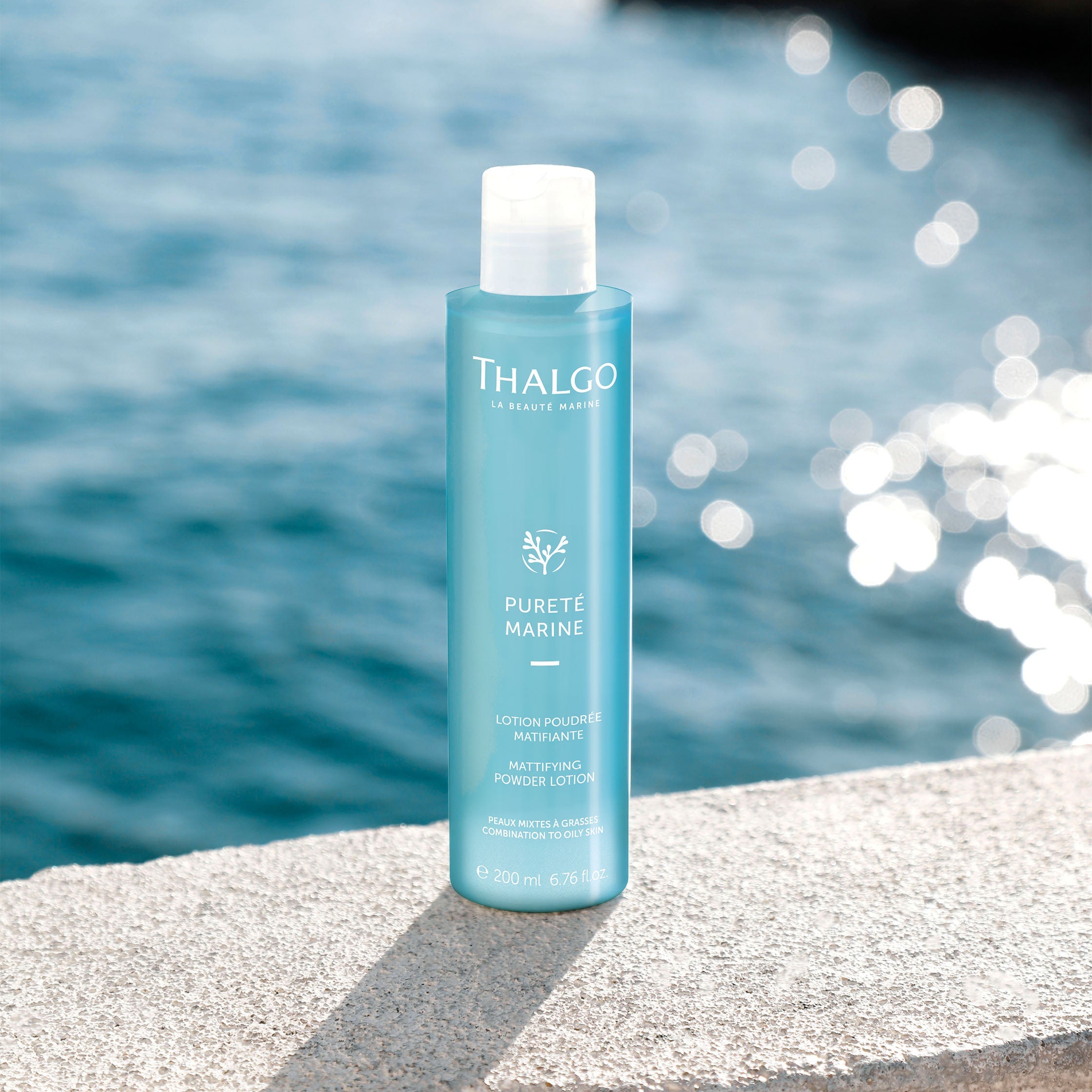 THALGO Pureté Marine - Mattierendes Tonic – 200ml, Spender auf Steinplatte am Meer