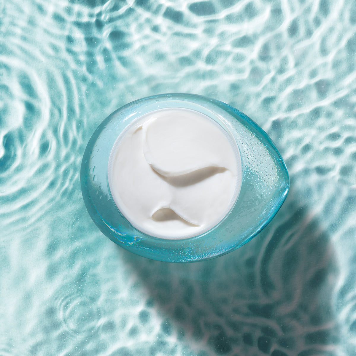 THALGO Source Marine - Crème Fondante Réhydratante 24h - Zartschmelzende Feuchtigkeitscreme – Feuchtigkeitscreme mit Hyaluronsäure, 50ml, Tiegel offen auf Wasser stehend