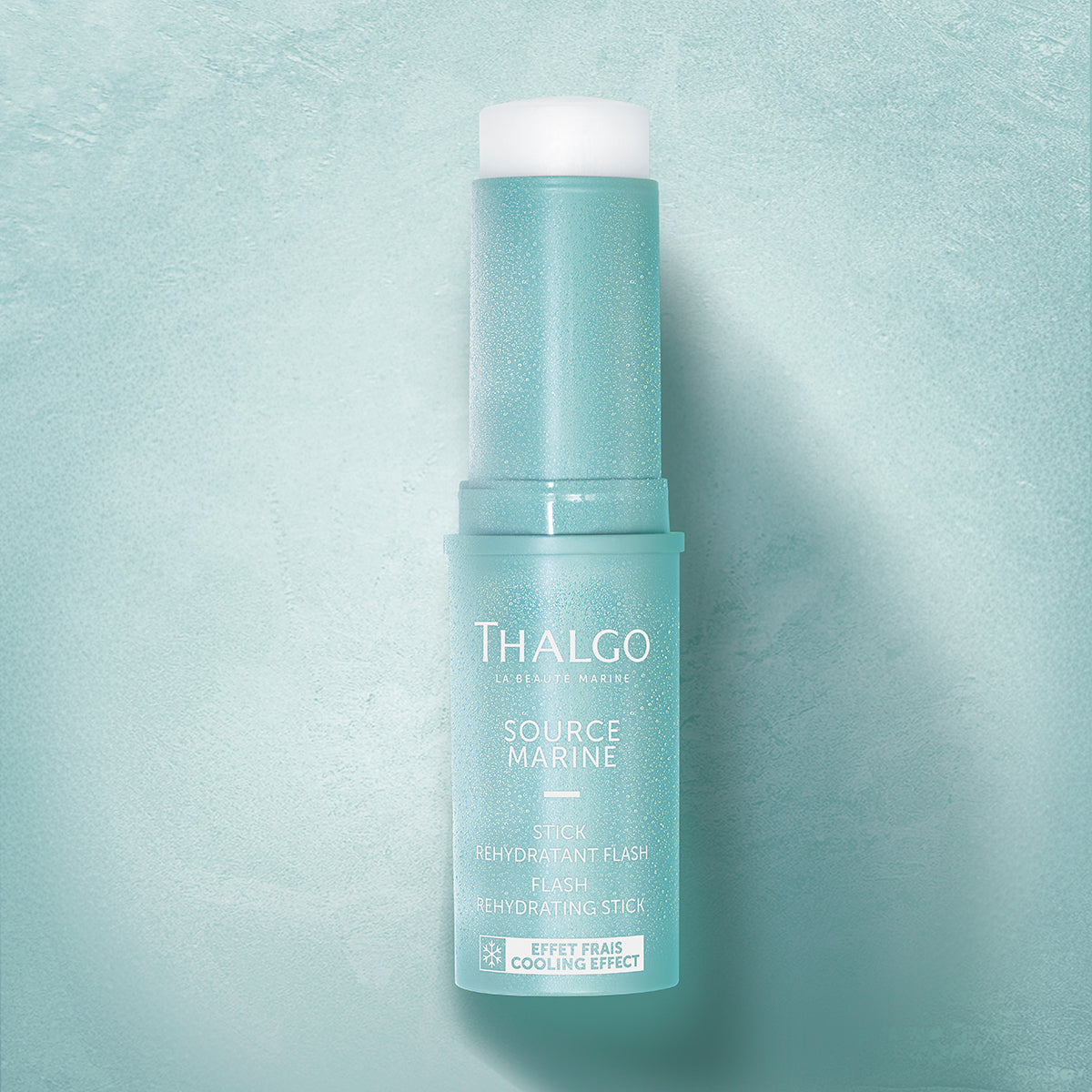 THALGO Source Marine - Hydra-Flash-Stick – Feuchtigkeits-Boost für unterwegs, 10ml, Stick offen auf blauem Hintergrund