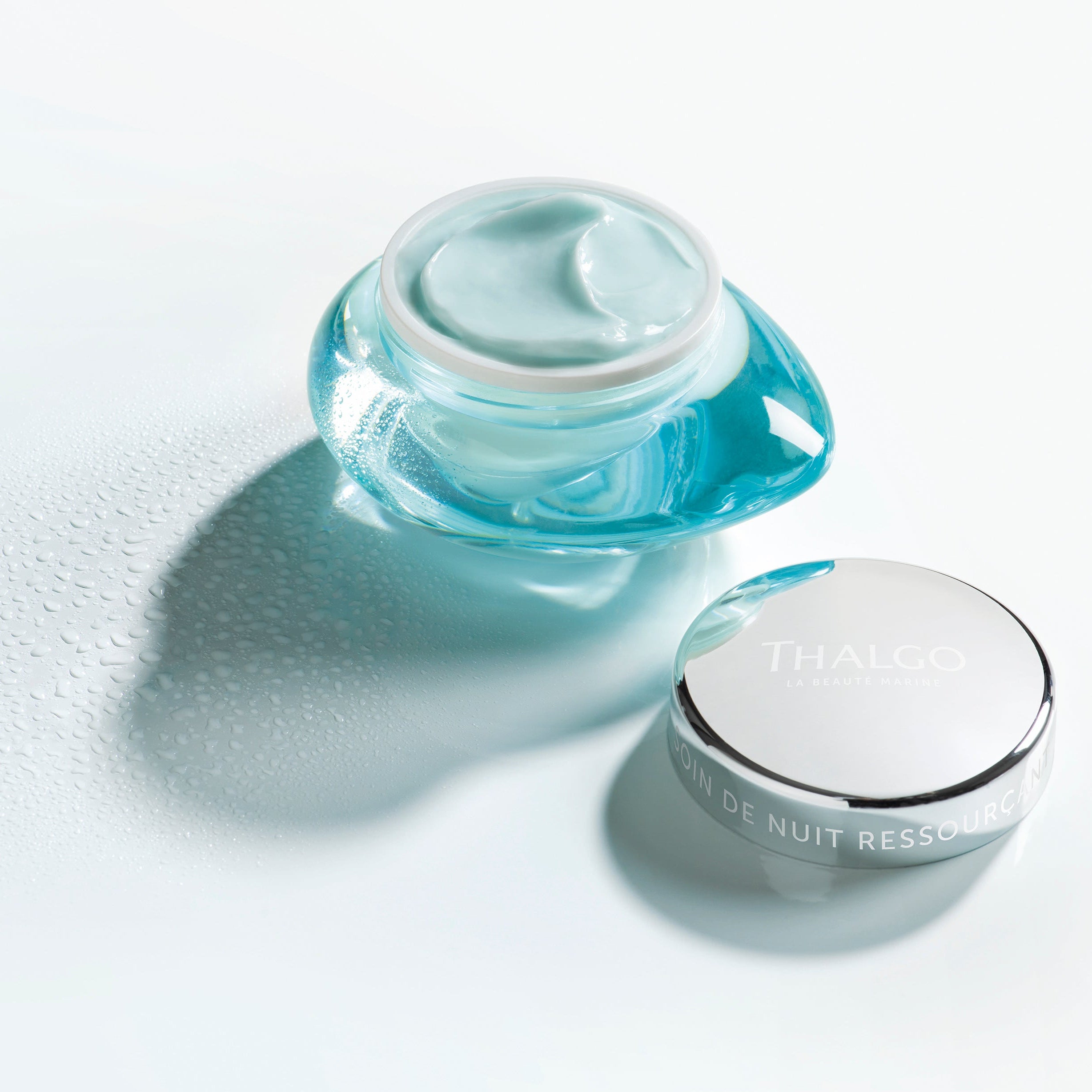 THALGO Source Marine - Revitalisierende Nachtcreme – 50ml, geöffneter Tiegel auf weißem Untergrund