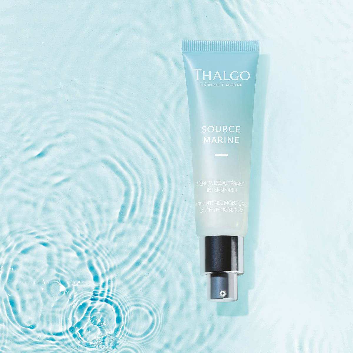 THALGO Source Marine - Sérum Désaltérant Intensif 48H - Intensiv-Feuchtigkeits-Serum – für dehydrierte Haut, 30ml, Tube auf Wasser liegend vor blauem Hintergrund