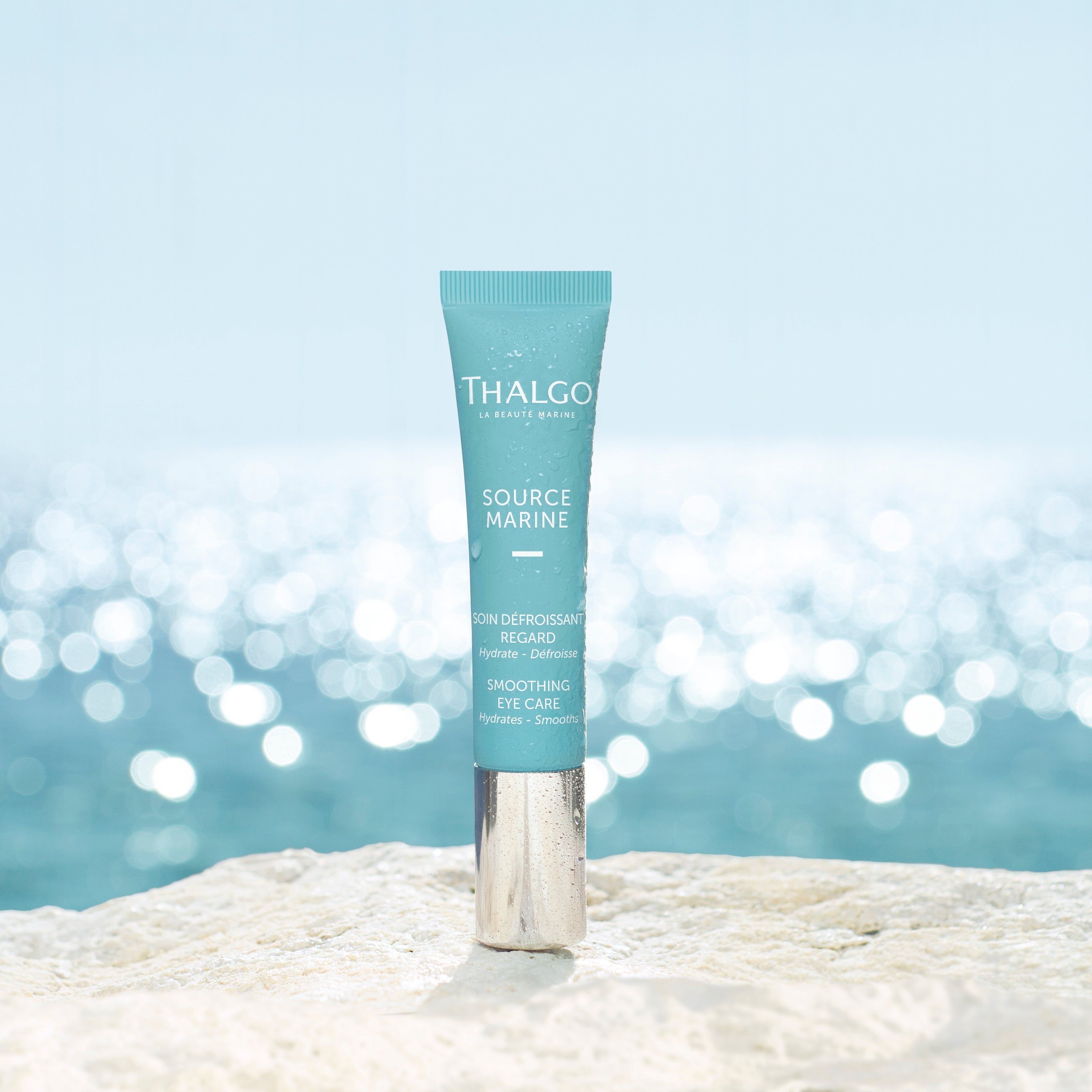 THALGO Source Marine - Sanfte Augenpflege – 15ml, Tube auf Stein stehend am Meer