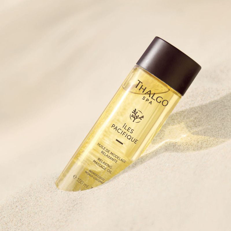THALGO SPA Iles Pacifique - Entspannendes Massageöl mit Monoi- und Kokosduft – 100ml, Spender in Sand steckend