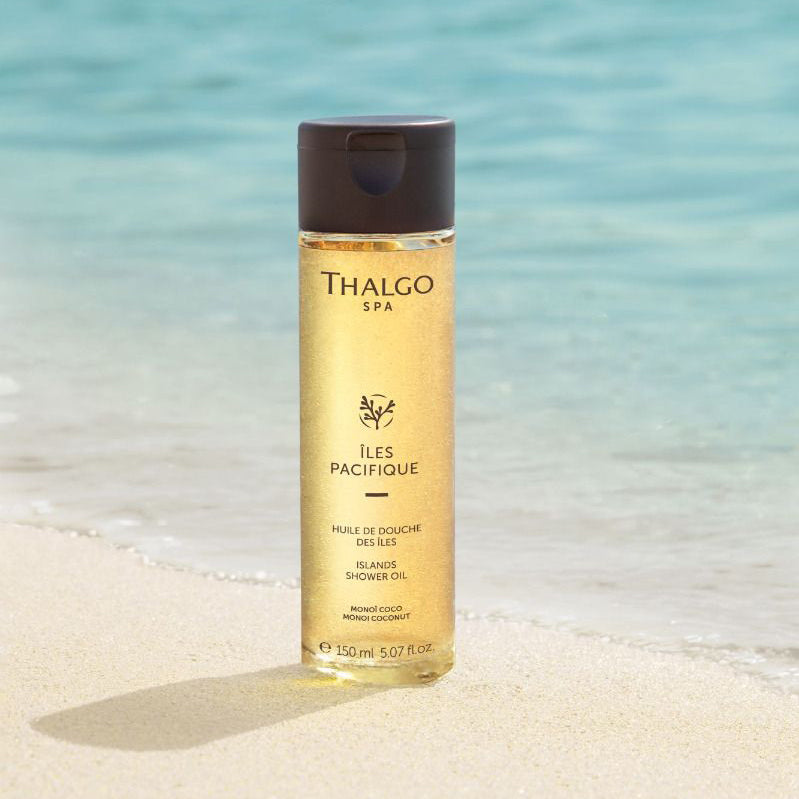 THALGO SPA Iles Pacifique - Insel-Duschöl – 150ml, Spender stehend am Meeresstrand
