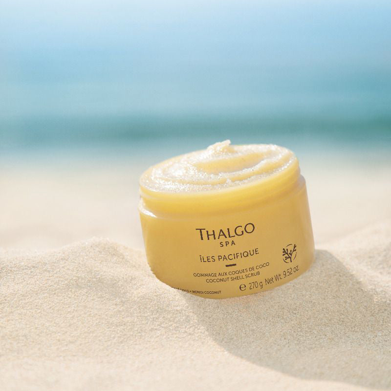 THALGO SPA Iles Pacifique - Kokosnuss-Körper Peeling – 270g, Tiegel offen auf Sandstrand