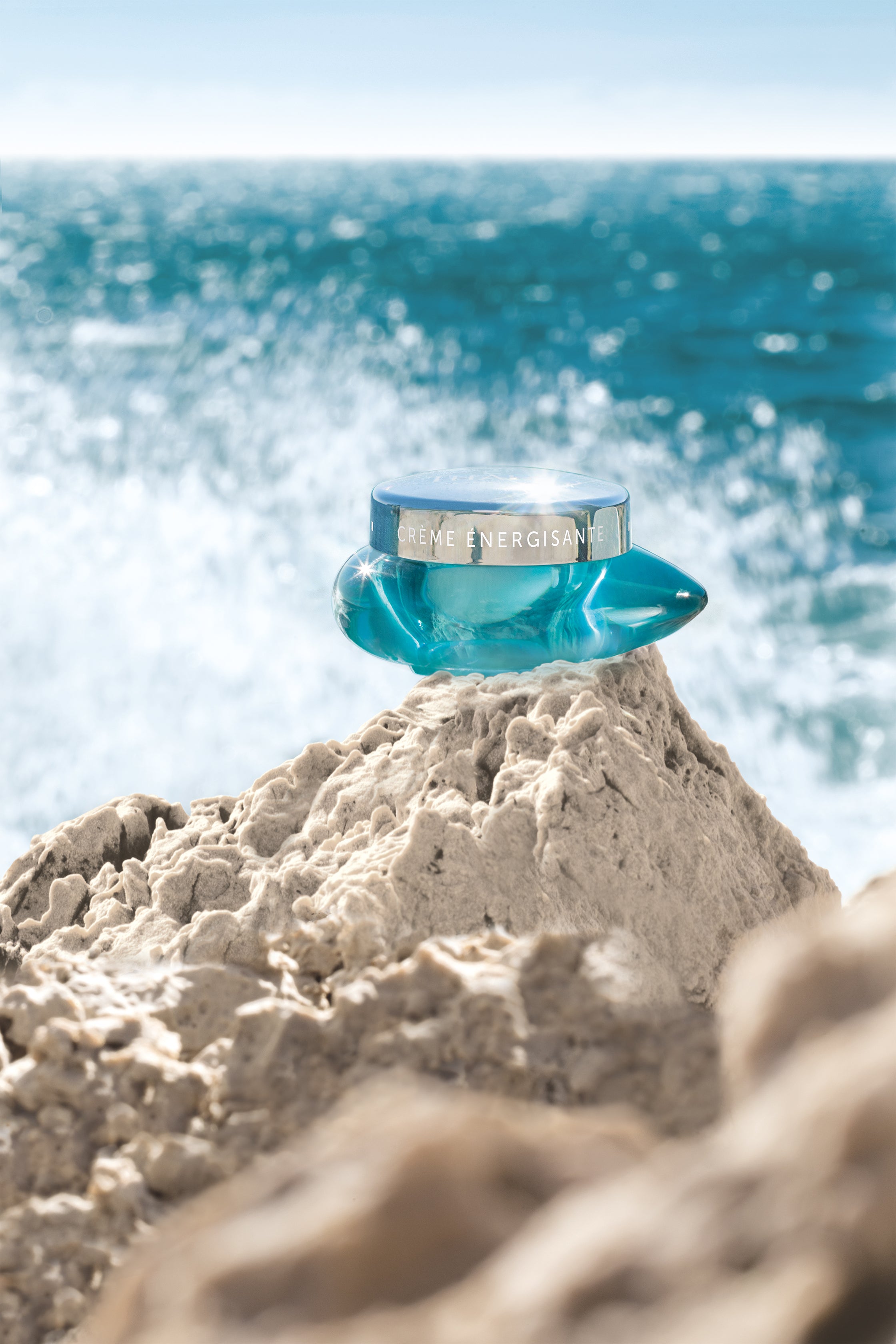 THALGO Spirulina Boost - Vitalisierende Creme – 50ml, Tiegel auf Steinufer am Meer