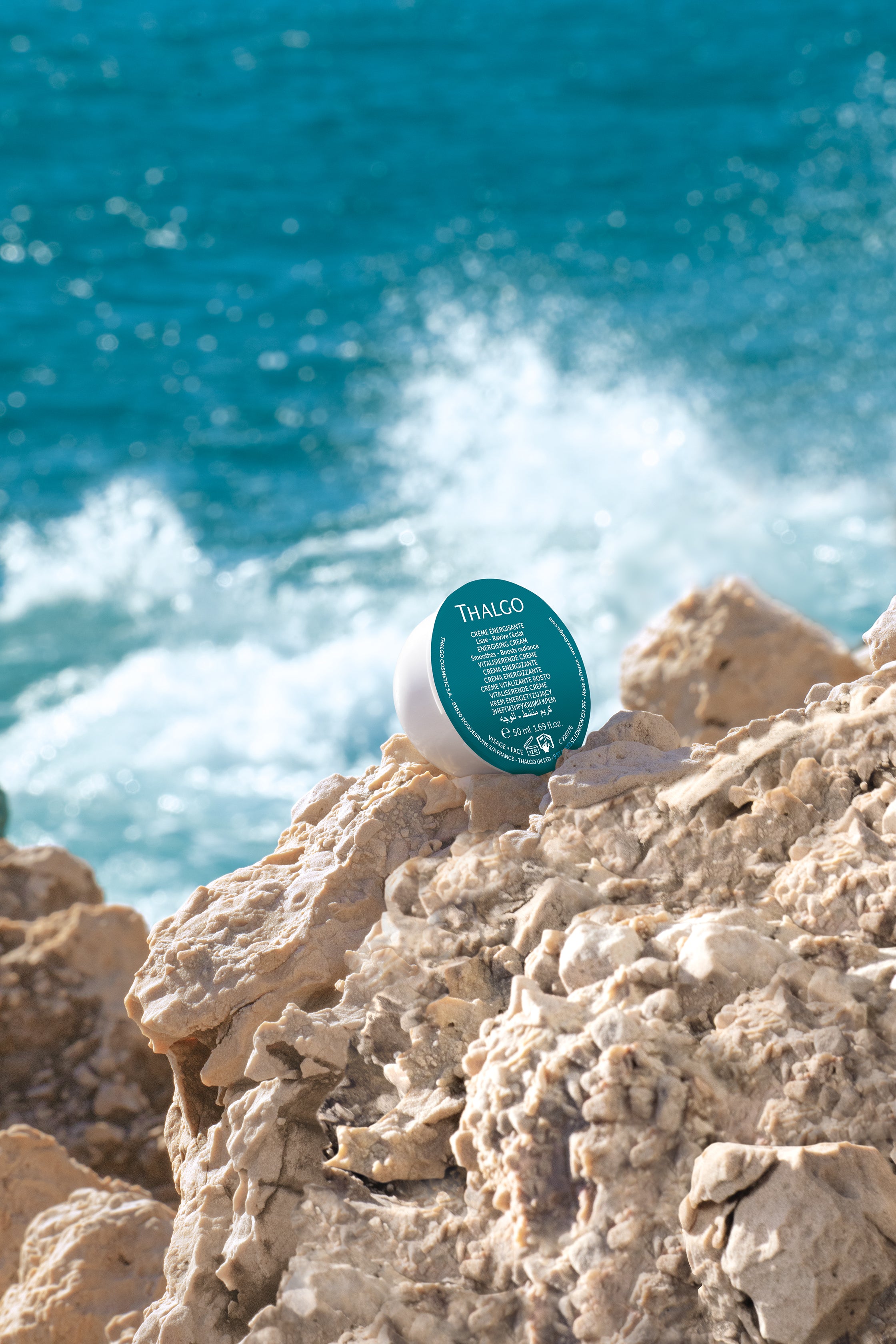 THALGO Spirulina Boost - Vitalisierende Creme REFILL – 50ml, Kapsel auf Steinufer liegend