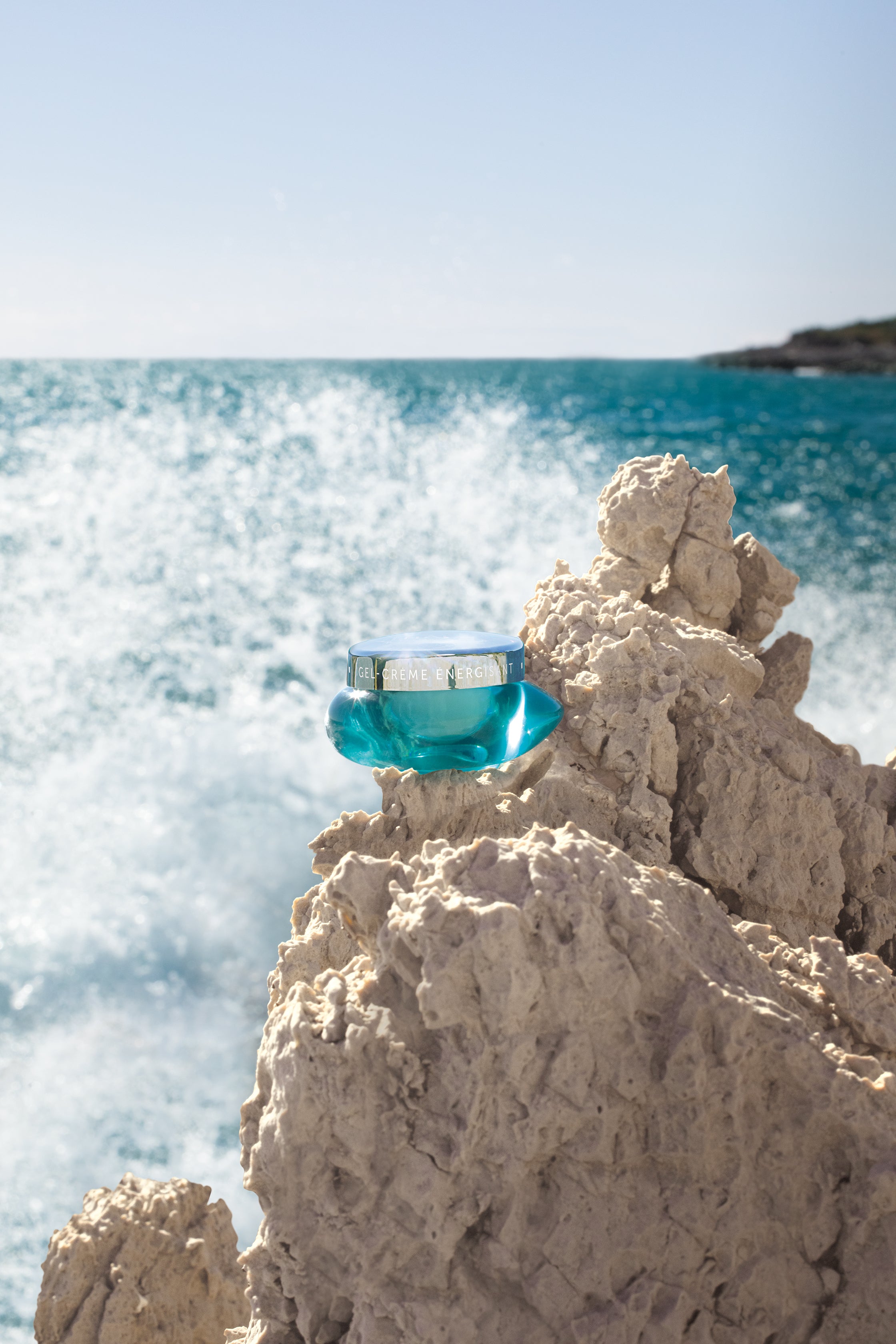 THALGO Spirulina Boost - Vitalisierende Gel-Creme – 50ml, auf Felsenküste mit Brandung