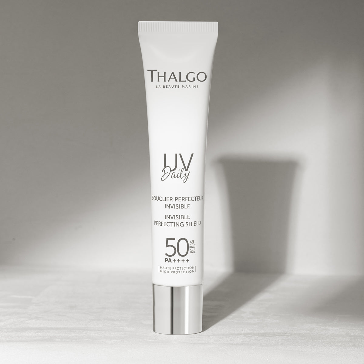 THALGO UV Daily LSF 50 – für empfindliche Haut, 40ml, Tube vor grauem Hintergrund