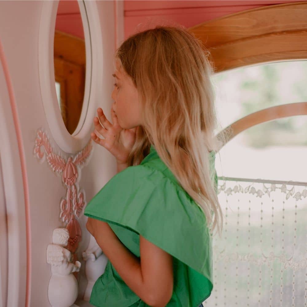 TOOFRUIT Bisou Doux Lippenbalsam – 10ml, Kind wendet Lippenbalsam vor Spiegel an