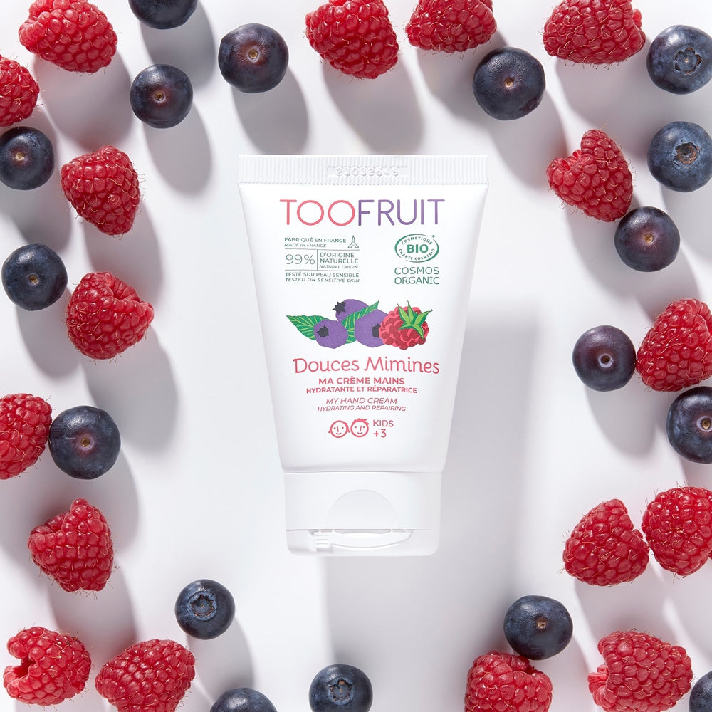 TOOFRUIT Douces Mimimes Feuchtigkeitsspendende Handcreme – 50ml, Tube umringt von Himbeeren und Blaubeeren