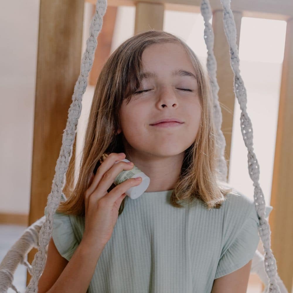 TOOFRUIT Duftessenz – Apfel-Orangenblüte-Vanille , 30ml, Kind sprüht Duftessenz an Hals