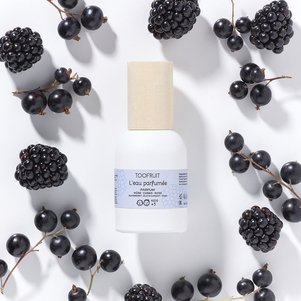 TOOFRUIT Duftessenz  – Brombeere - Johannisbeere - Rose, 30ml, Flacon umringt von Brombeeren und Johannisbeeren